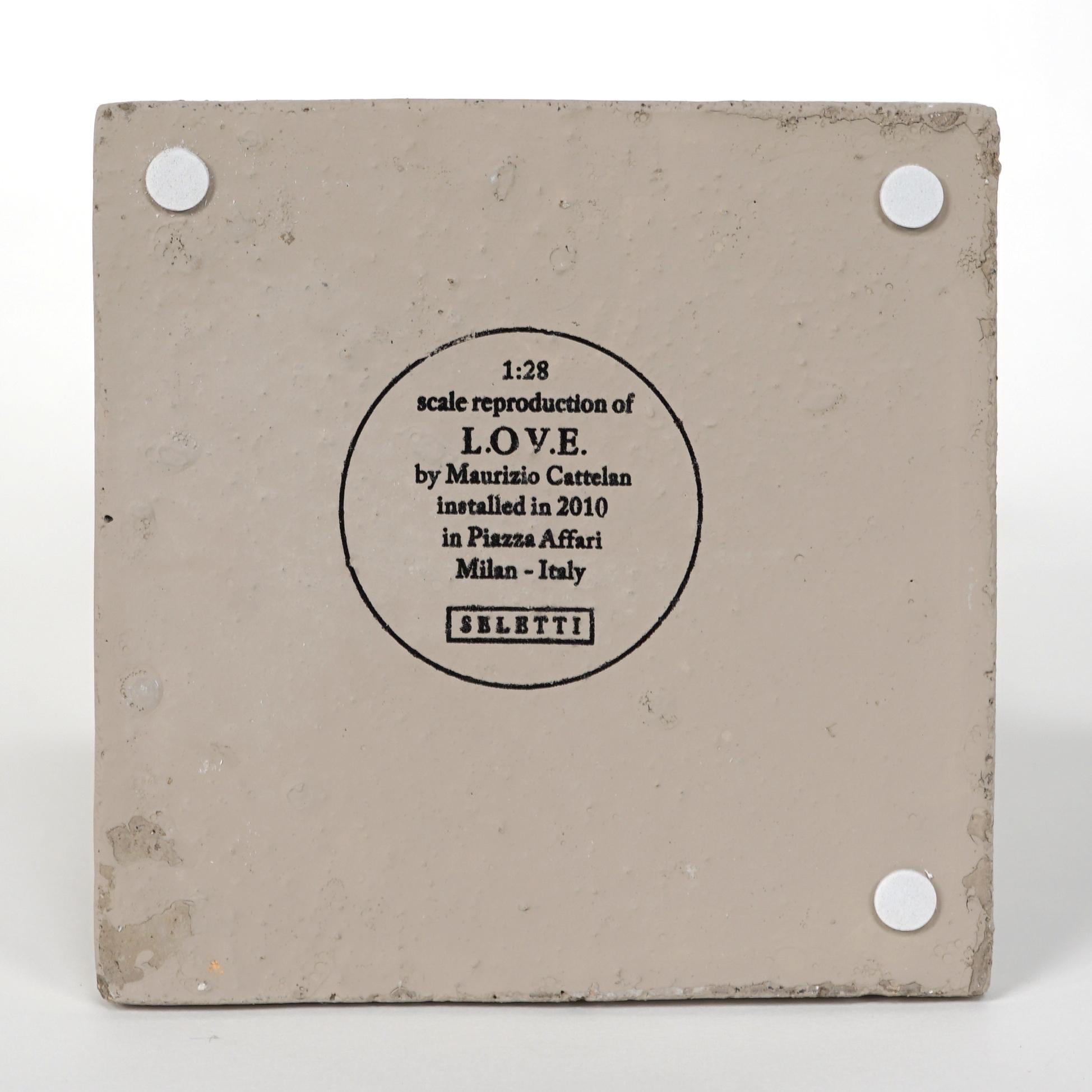 L.O.V.E. Escultura de Cattelan, reproducción de la estatua de la Piazza Affari en venta 1