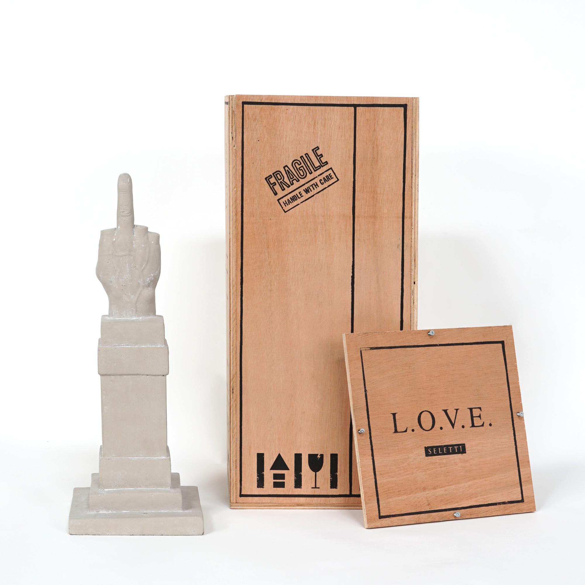 L.O.V.E. Escultura de Cattelan, reproducción de la estatua de la Piazza Affari en venta 2