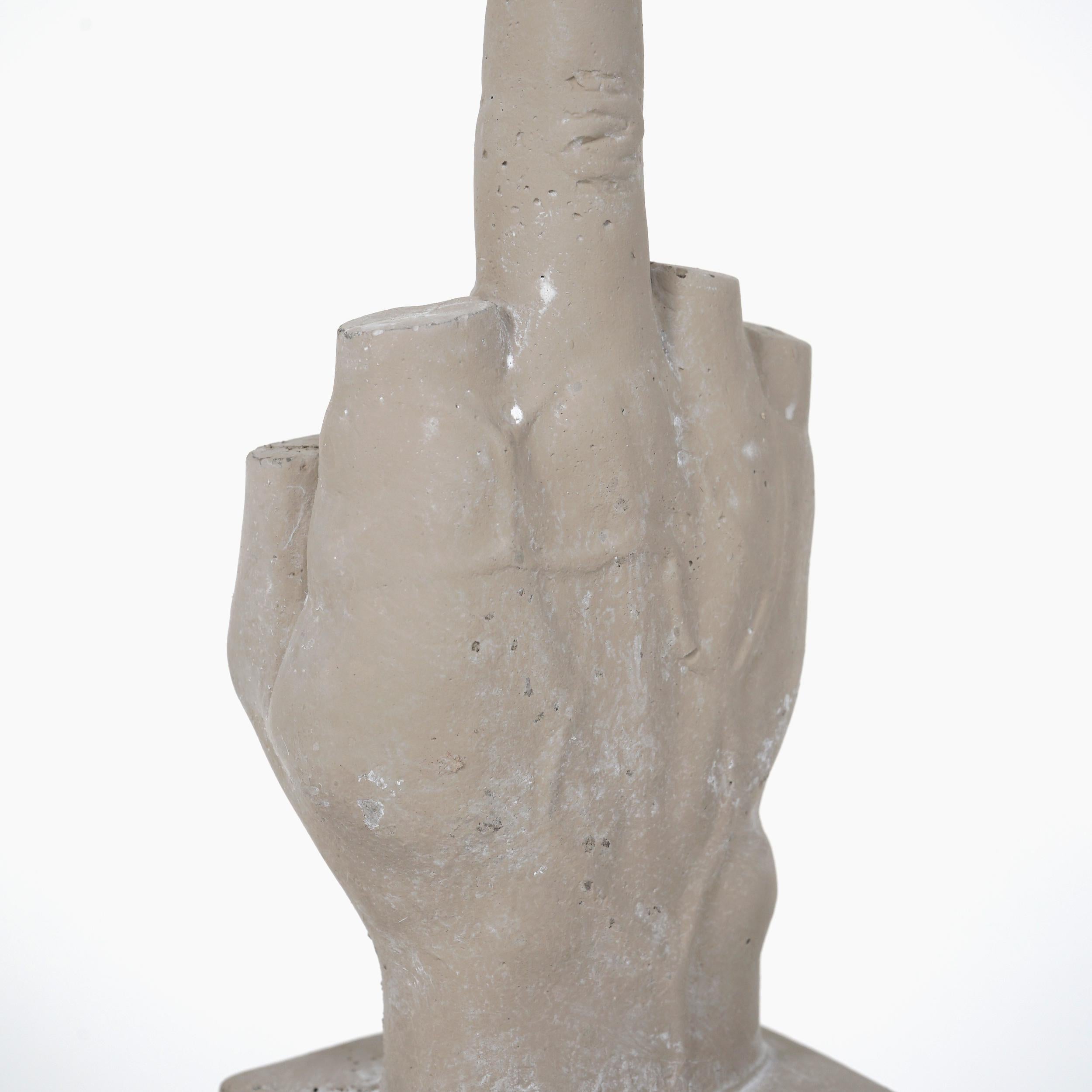 L.O.V.E. Escultura de Cattelan, reproducción de la estatua de la Piazza Affari en venta 4