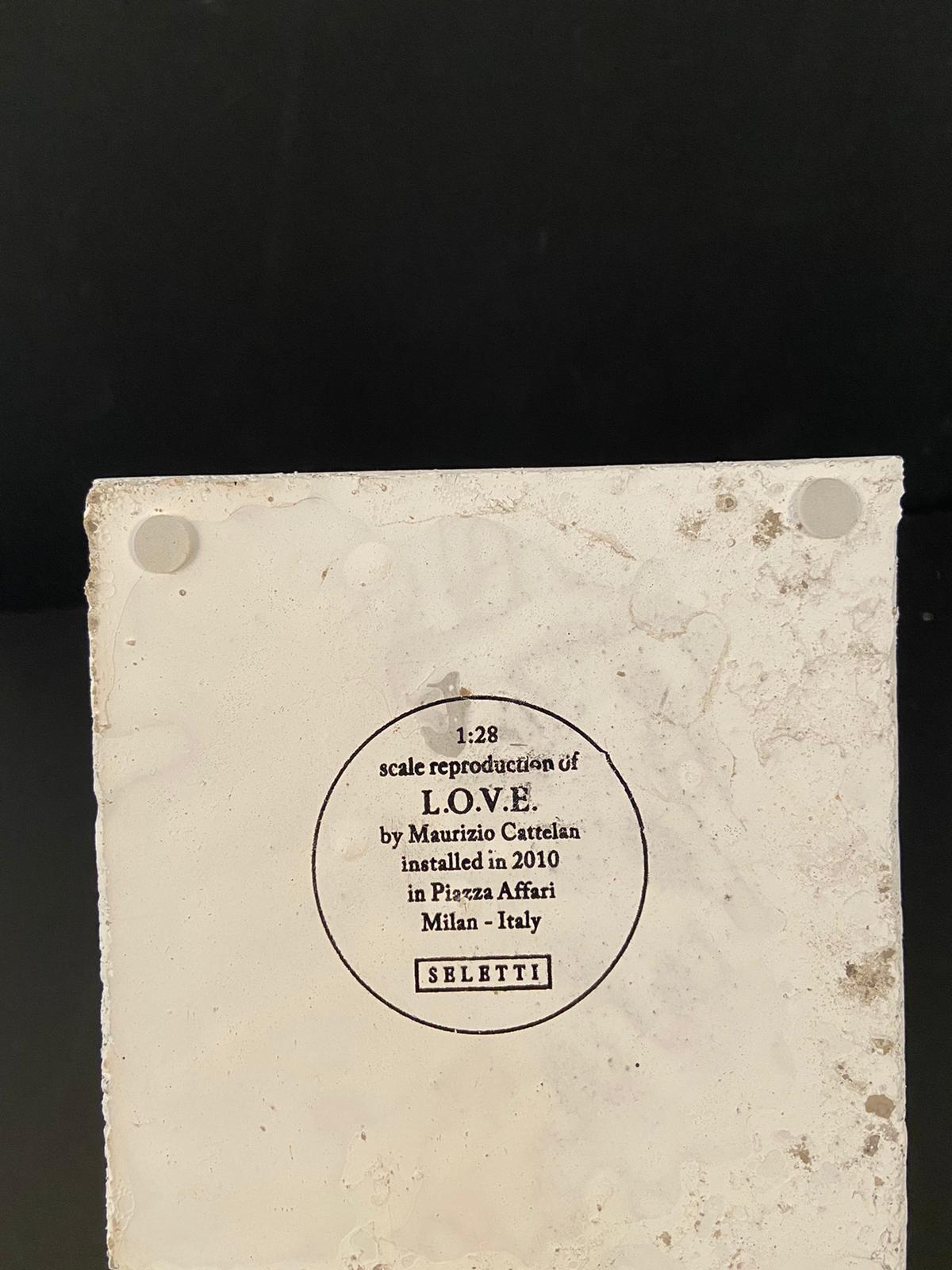 L.O.V.E. Escultura de Maurizio Cattelan, dedo corazón en material de Hormigón en venta 9