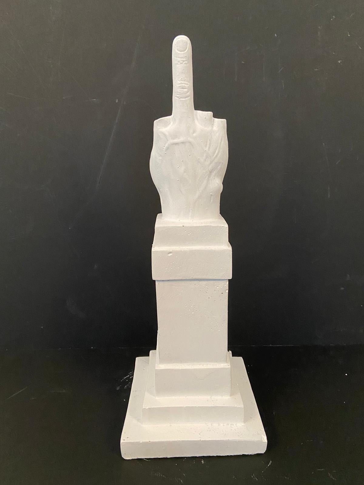 L.O.V.E. Escultura de Maurizio Cattelan, dedo corazón en material de Hormigón en venta 10