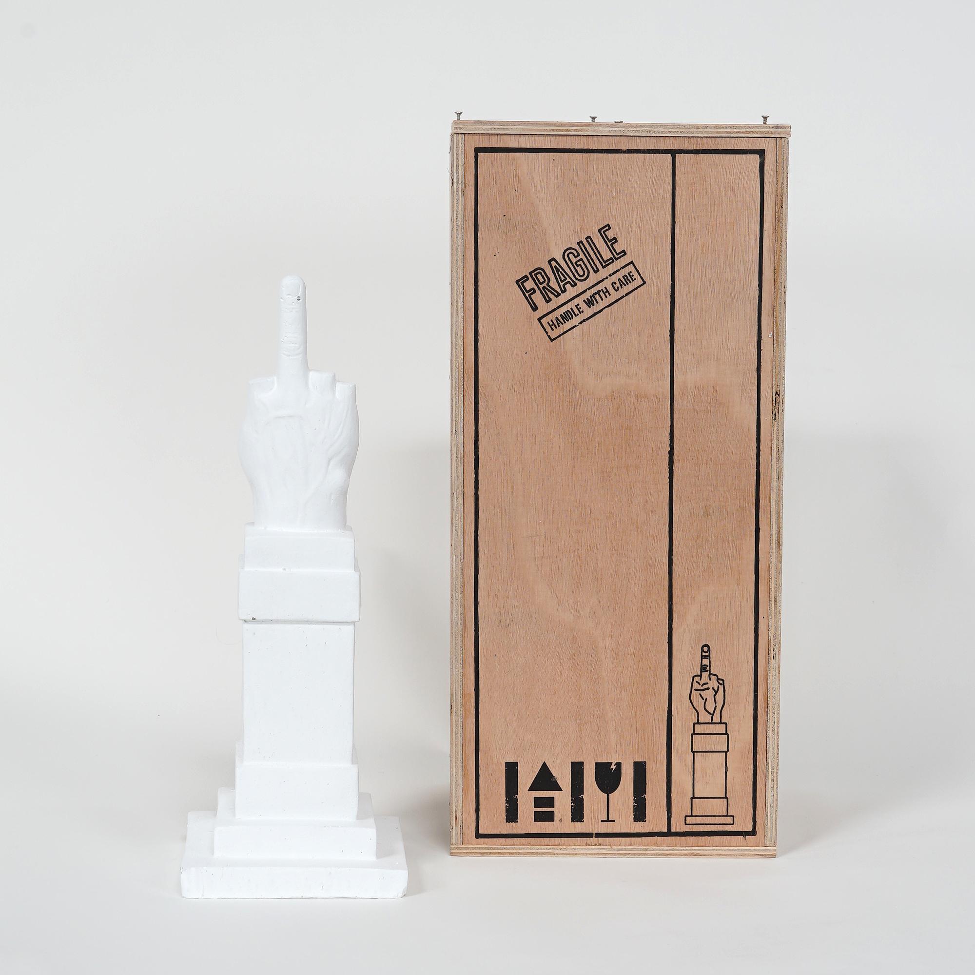L.O.V.E. Escultura de Maurizio Cattelan, dedo corazón en material de Hormigón en venta 4