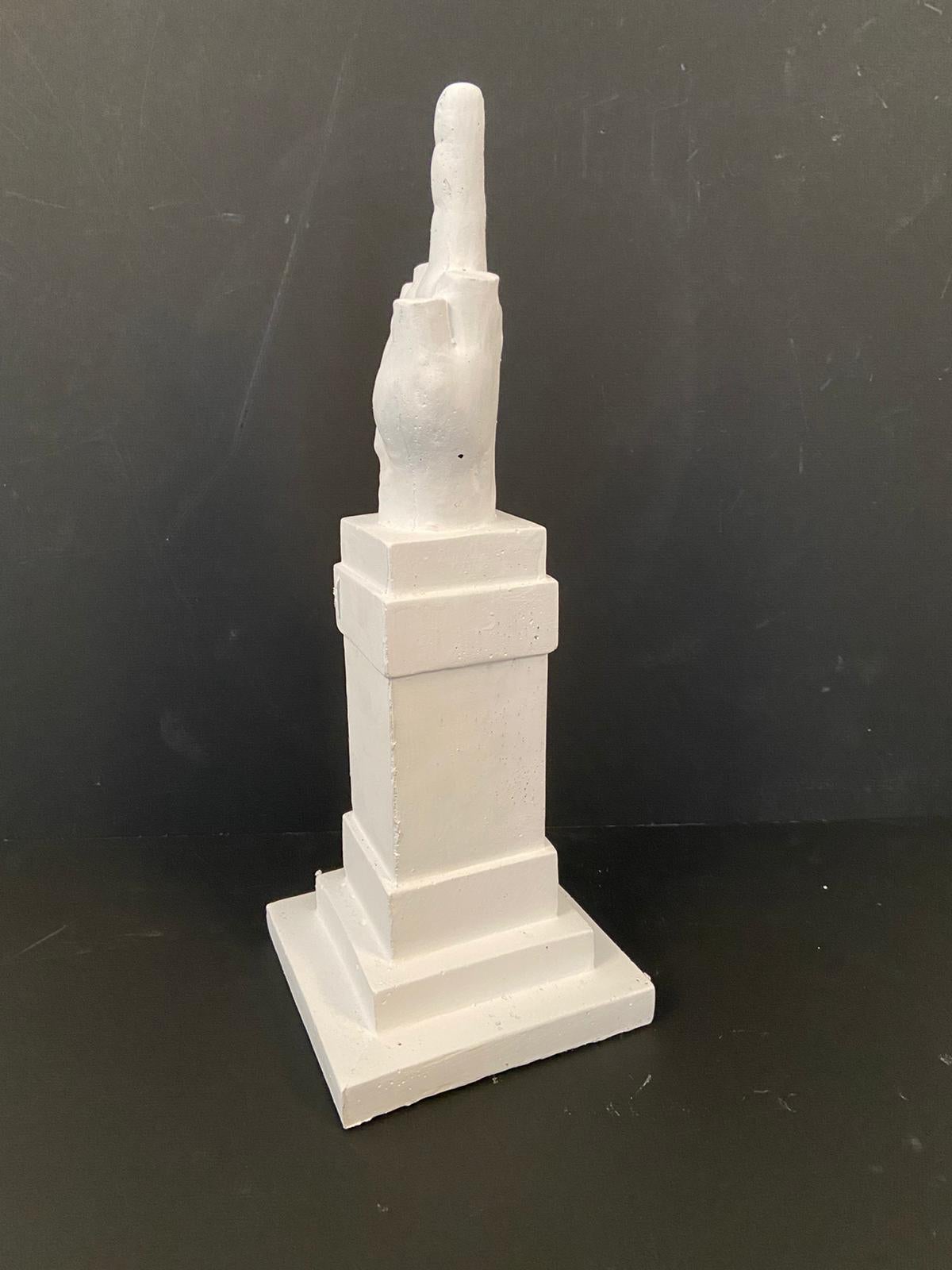L.O.V.E. Escultura de Maurizio Cattelan, dedo corazón en material de Hormigón en venta 5
