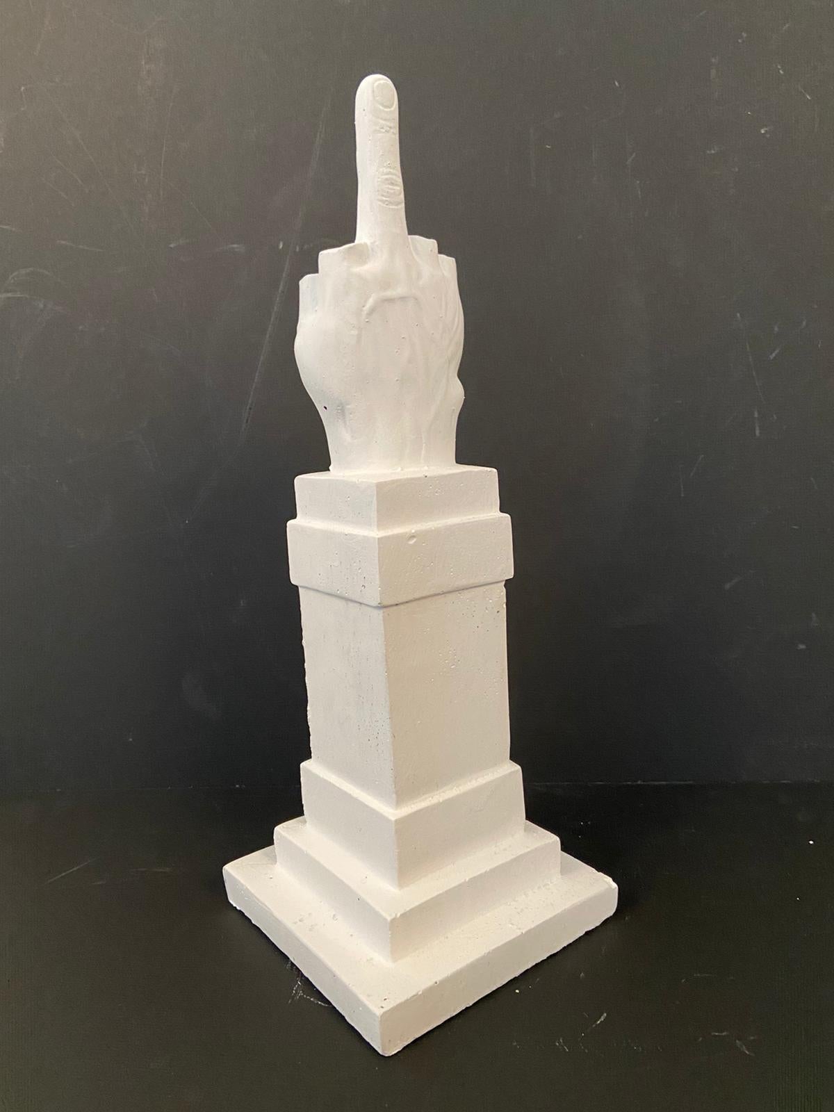 L.O.V.E. Escultura de Maurizio Cattelan, dedo corazón en material de Hormigón en venta 6