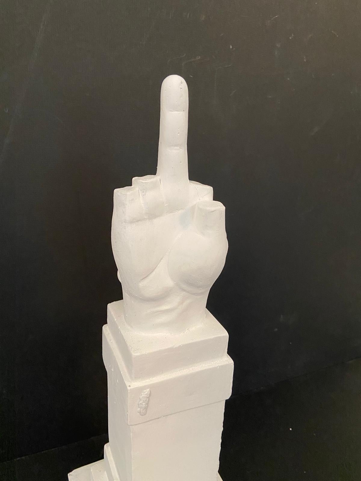 L.O.V.E. Escultura de Maurizio Cattelan, dedo corazón en material de Hormigón en venta 7