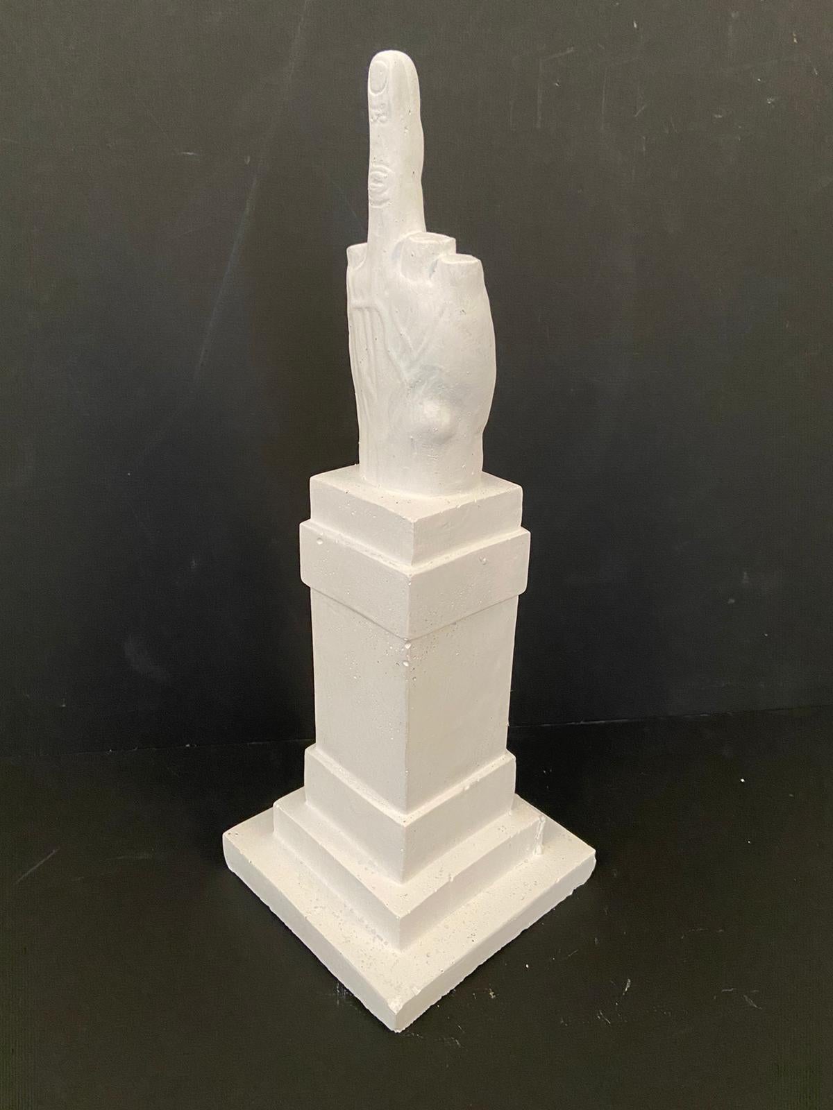 L.O.V.E. Escultura de Maurizio Cattelan, dedo corazón en material de Hormigón en venta 8