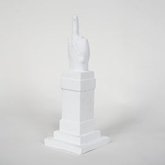 L.O.V.E. Skulptur von Maurizio Cattelan, Mittelfinger in MATERIAL BETON