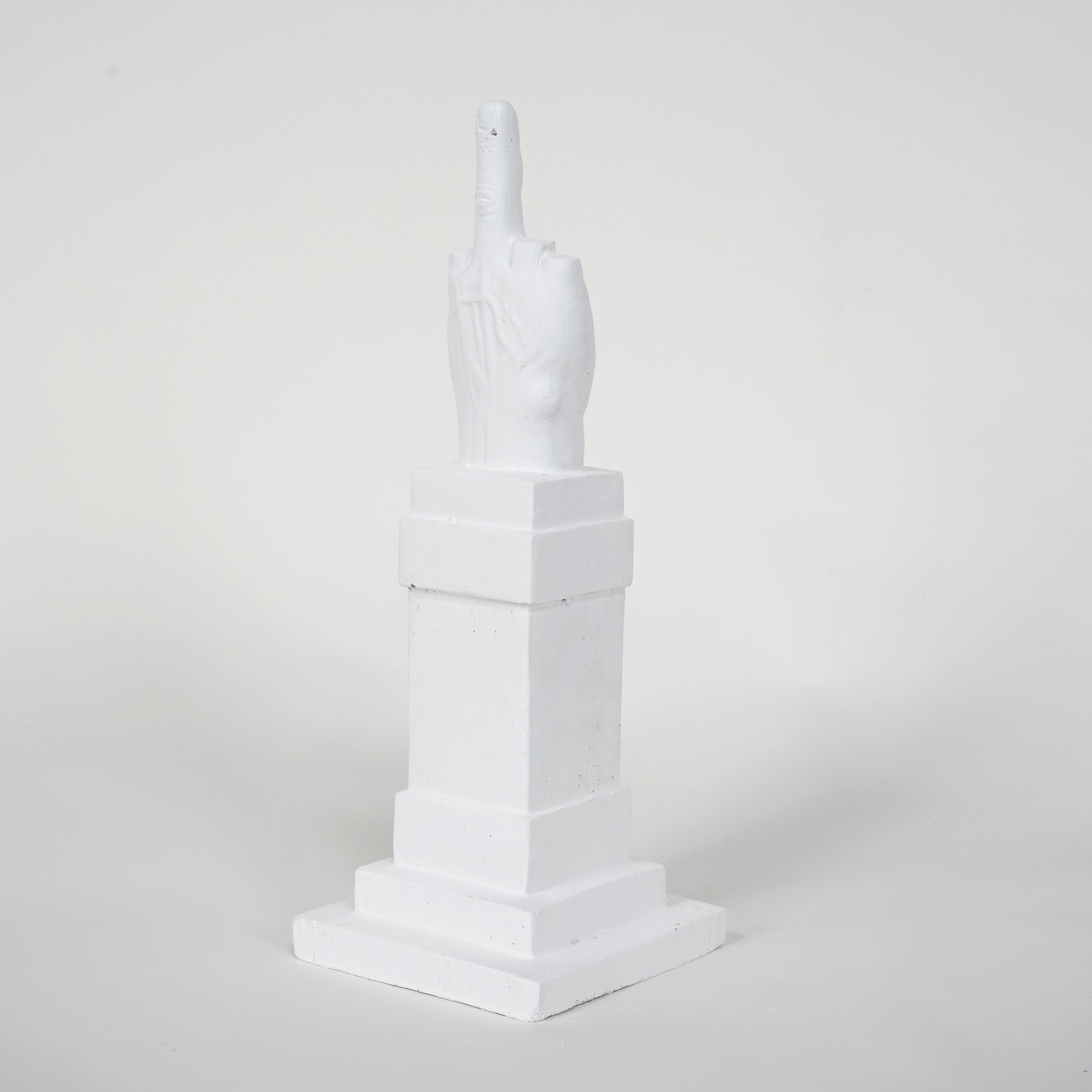 Médias de l'œuvre d'art
Maurizio Cattelan
L.O.V. E. White
2014
Sculpture en béton
40 × 18 × 18 cm
(15.7 × 7.1 × 7.1 in)
Estampillé par la succession de l'artiste.
Edition de 200
En parfait état. 
Avec l'emballage original et accompagné d'un