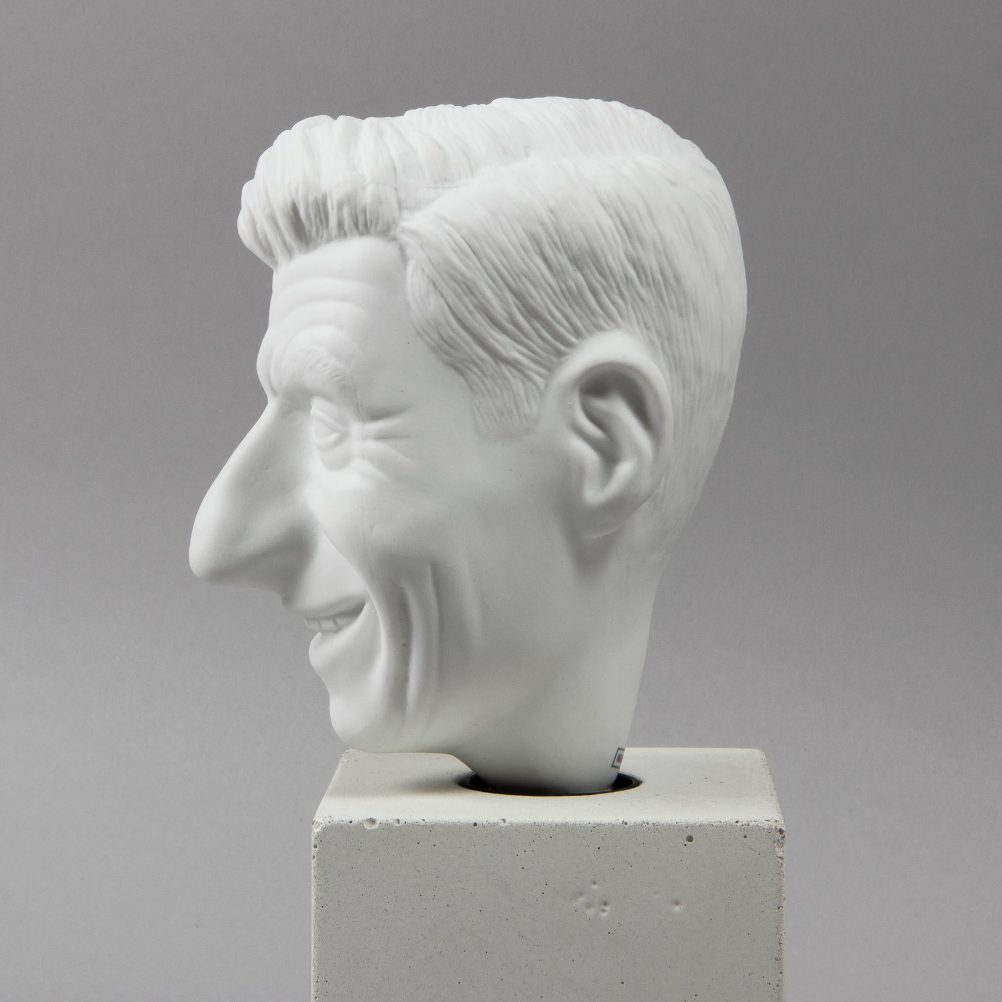 Maurizio Cattelan, ¡Sí! (Bombilla) - Escultura de Luz (Porcelana) 1