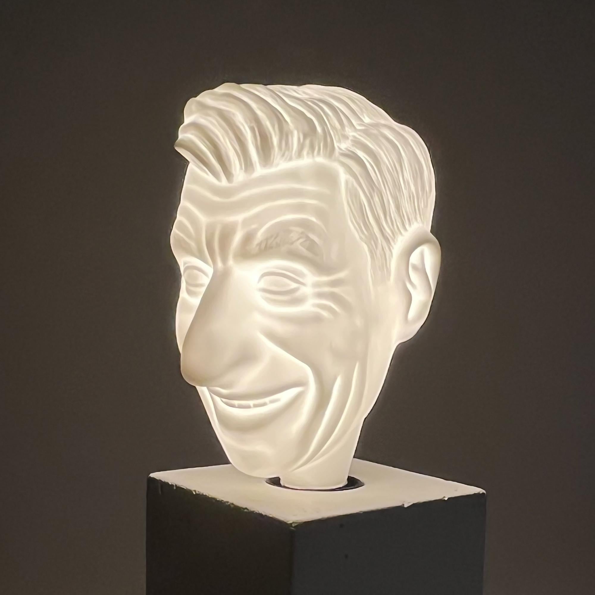 Maurizio Cattelan, ¡Sí! (Bombilla) - Escultura de Luz (Porcelana) 2