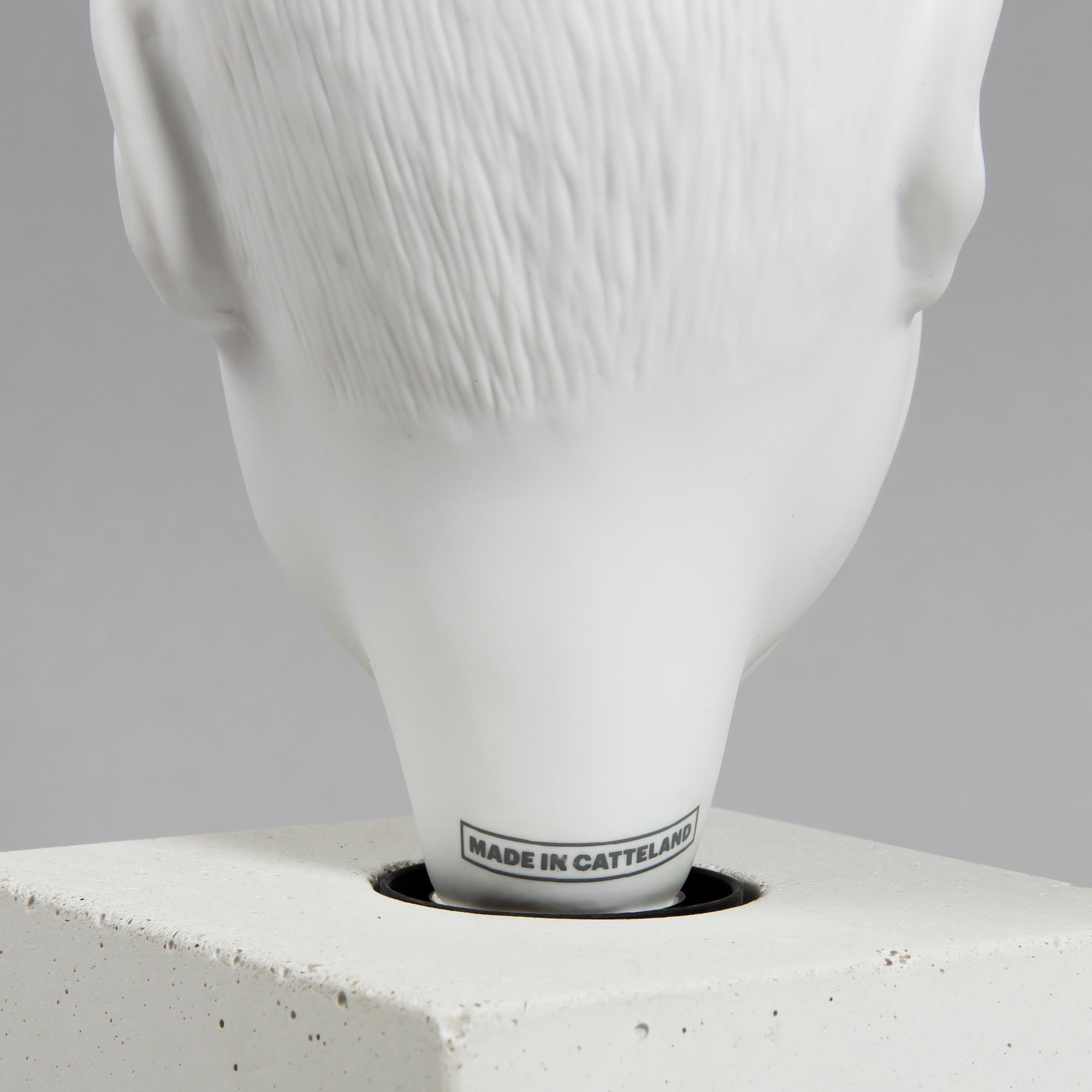 Maurizio Cattelan, ¡Sí! (Bombilla) - Escultura de Luz (Porcelana) 4