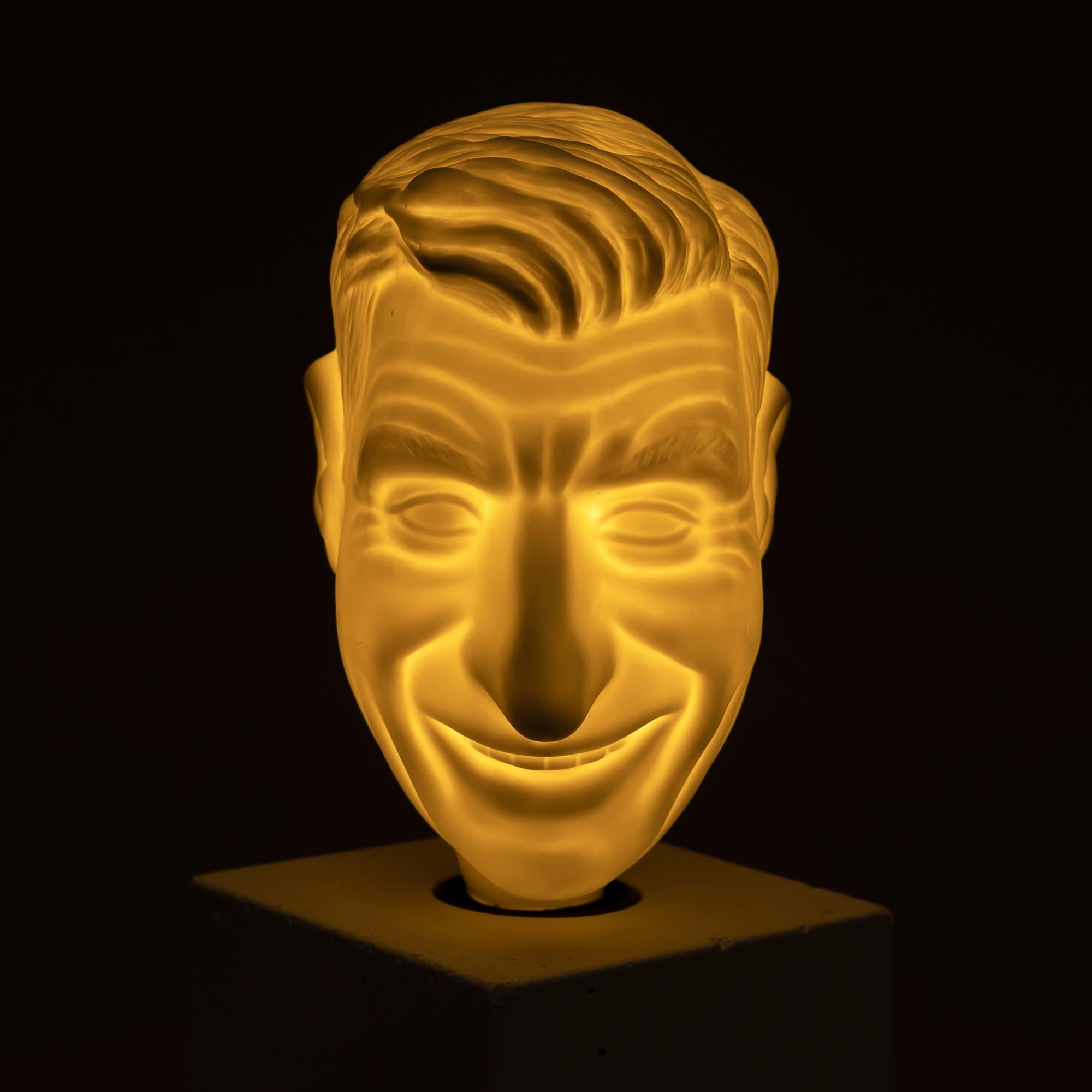 Maurizio Cattelan, ¡Sí! (Bombilla) - Escultura de Luz (Porcelana) 5