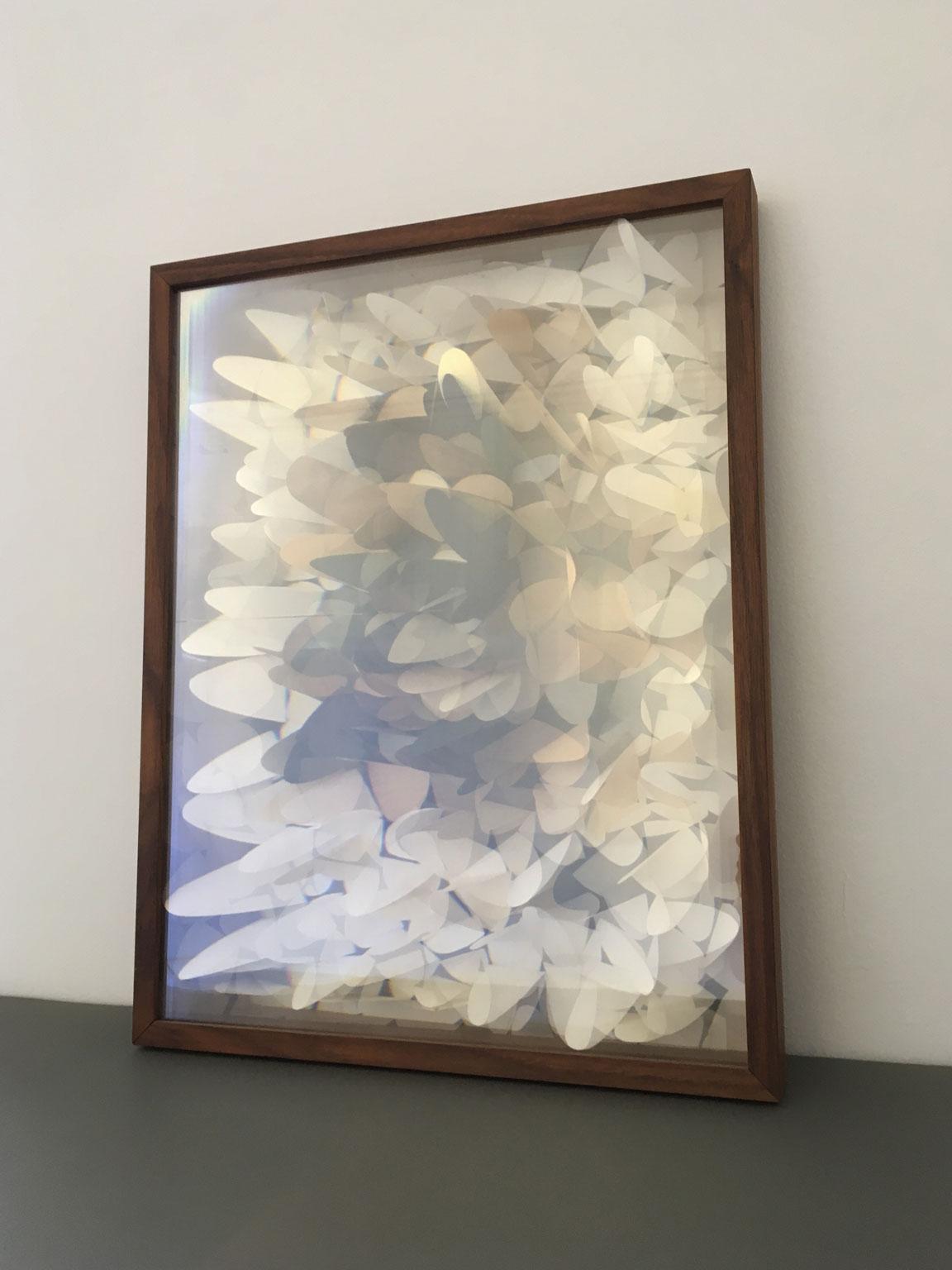 Italie - assemblage de fleurs en papier abstrait avec lentille lenticulaire, technique mixte - Abstrait Painting par Maurizio Donzelli