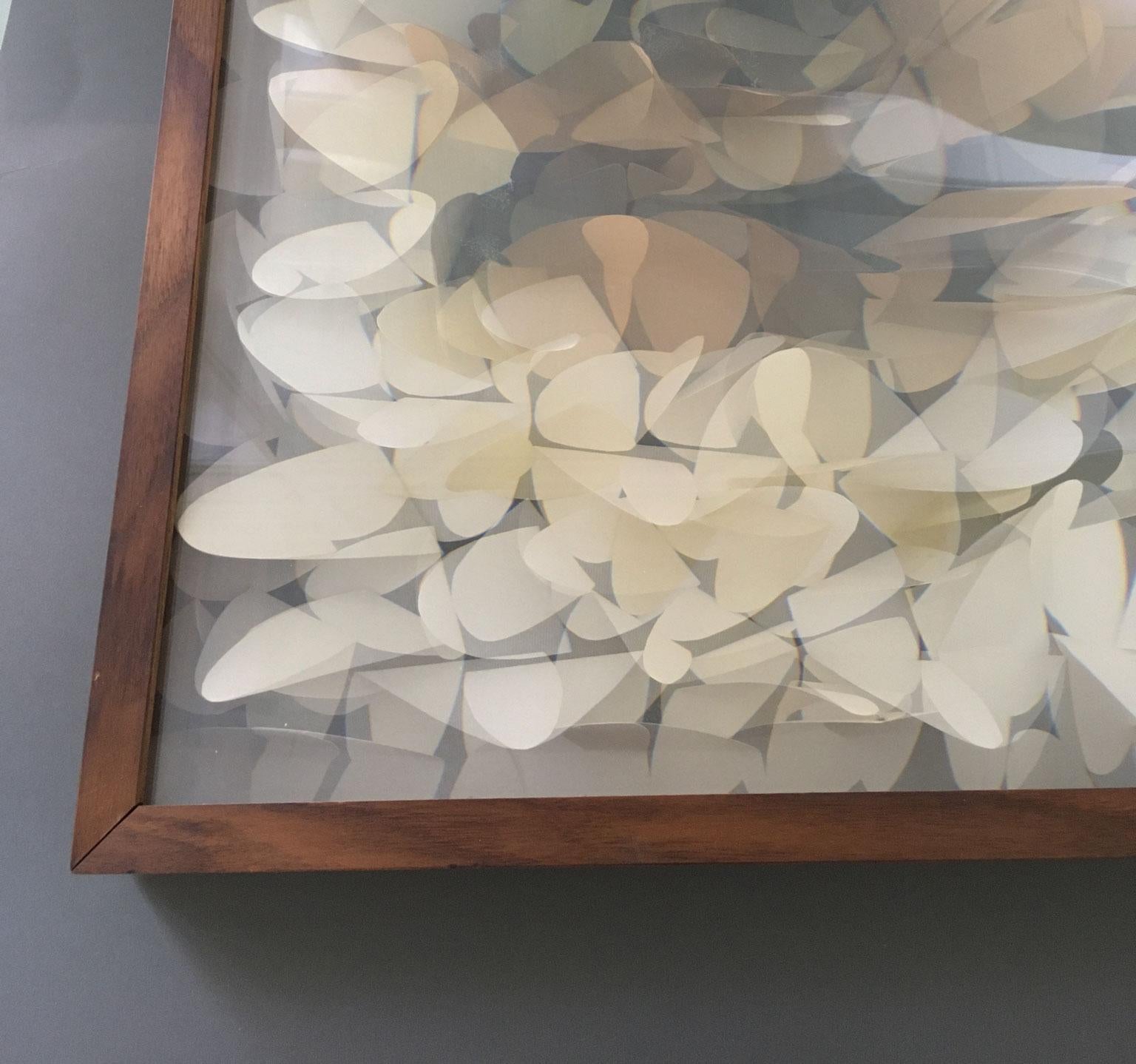 This astonishing artwork is a paper flowers assemblage, put in a wood box framed and then mounted under a lenticular lense. Title Mirror 2012.
The particularity of Maurizio Donzelli 