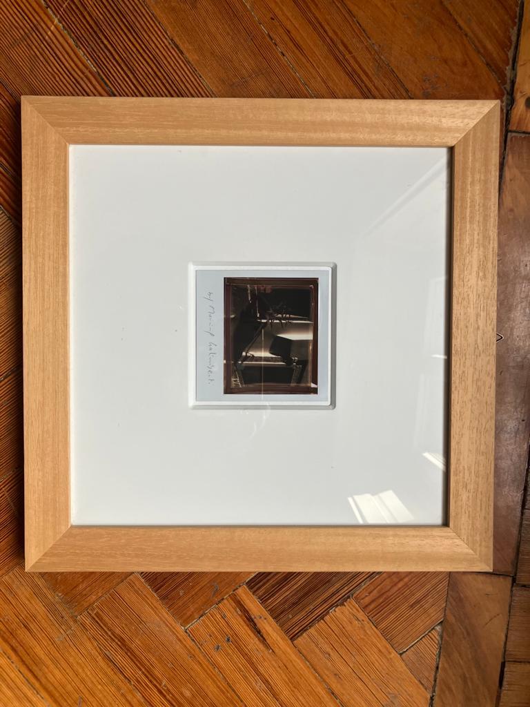 Ein Polaroid-Unikat von Maurizio Galimberti, das Venedig gewidmet ist, wurde 1997 aufgenommen und in einem renommierten Katalog von Contrasto veröffentlicht. Das Innere, das der Künstler als intimes Ziel gewählt hat, wird durch ein mehrdeutiges
