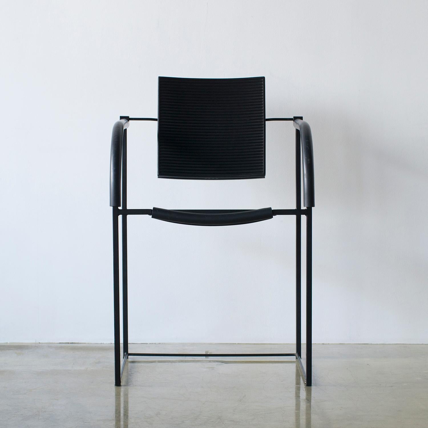 Comoda chair designed by Maurizio Peregalli for Zeus.
Black painted steel leg with tubber seat and back. Great piece of 1980s. Probably made in the 1980s.Four chairs available.