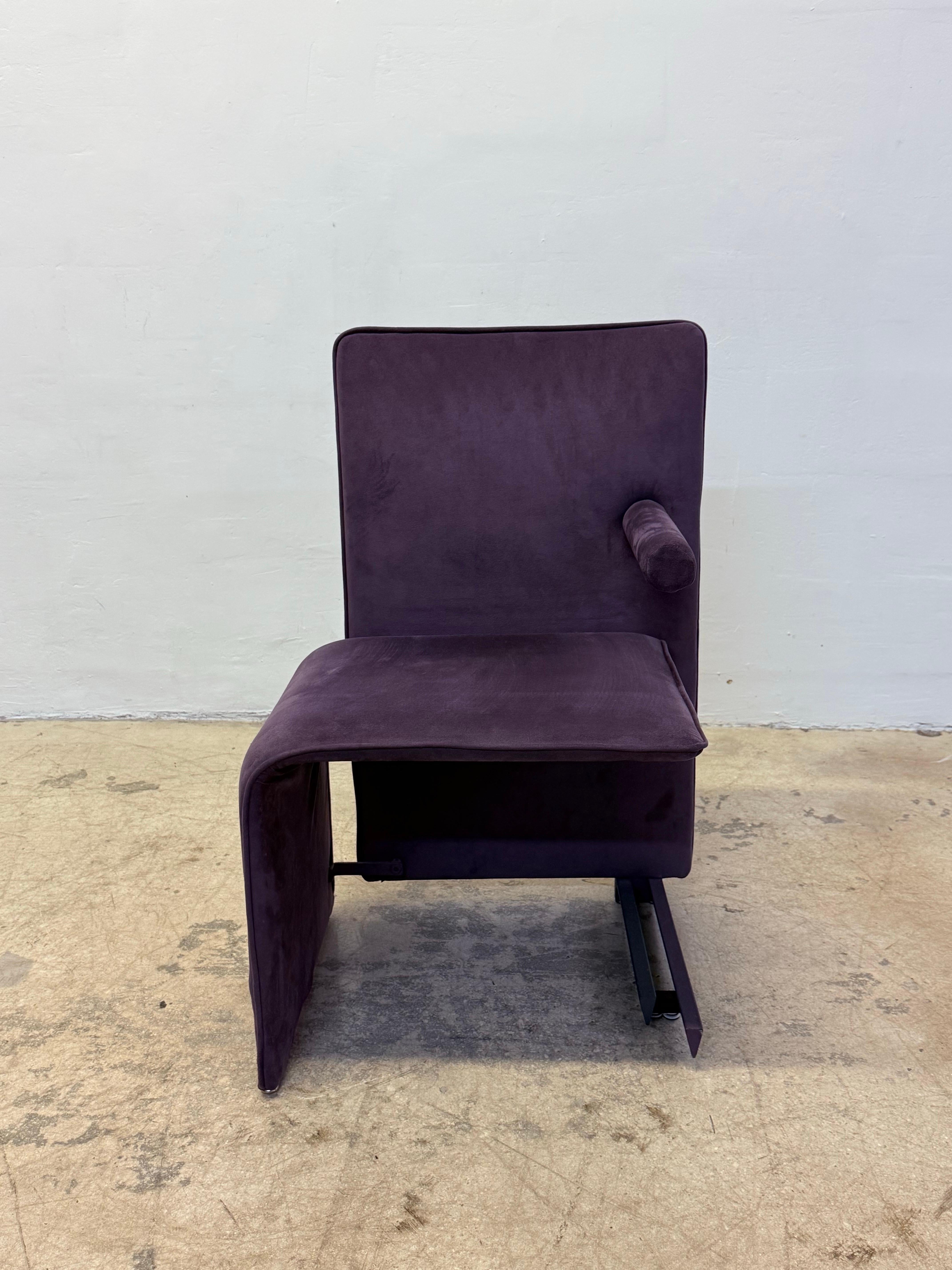 Ensemble de quatre chaises de salle à manger postmodernes Point en tissu ultra-suède violet avec accoudoirs simples, conçues par Maurizio Salvato pour Saporiti Italia, 1985.