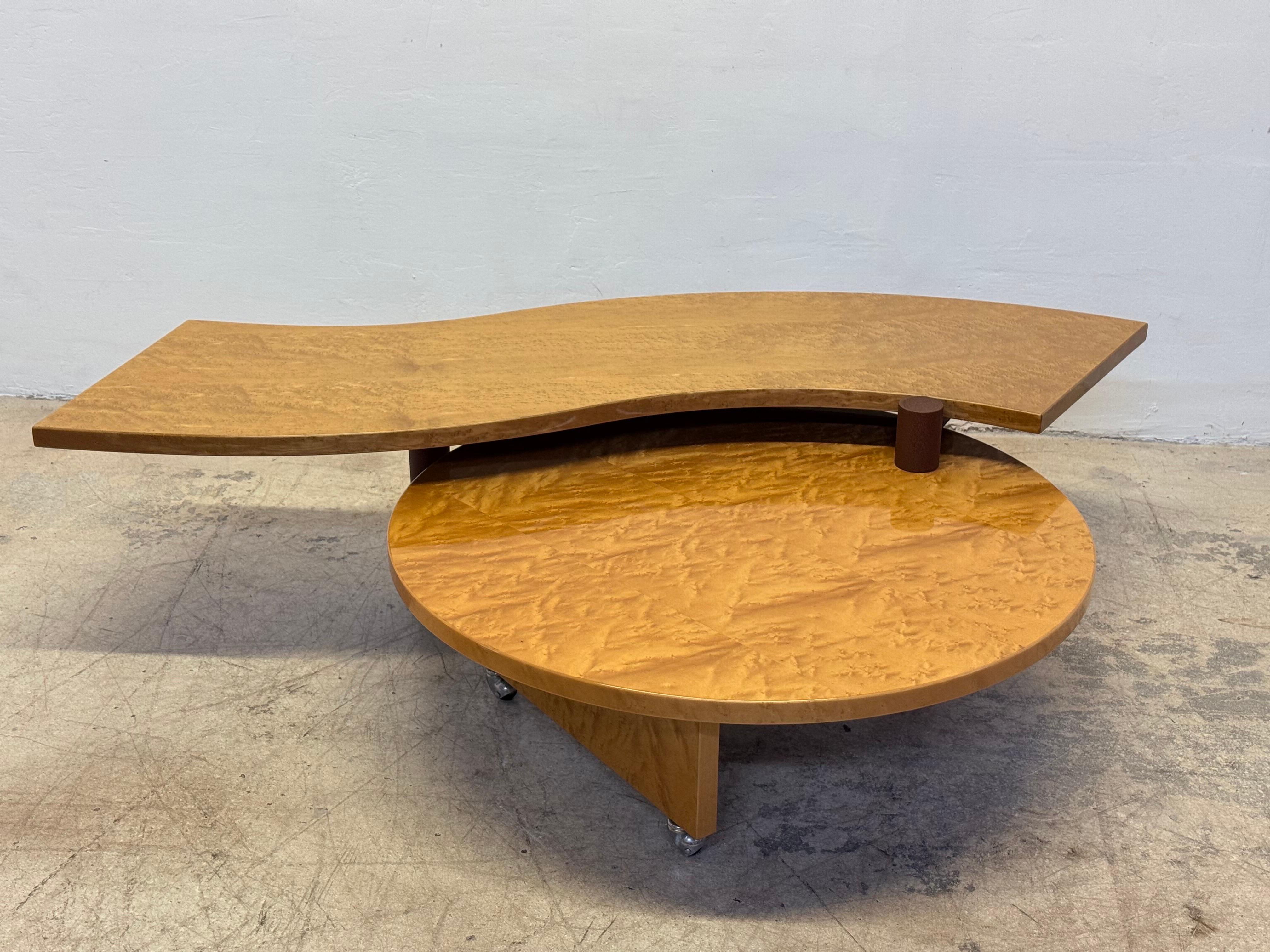 Mesa de centro giratoria postmoderna con tableros lacados en madera de nudo y patas de acero con recubrimiento de polvo de color burdeos, de Maurizio Salvato para Saporiti Italia, década de 1980.

Altura de la mesa más alta: 14,75
Altura inferior de