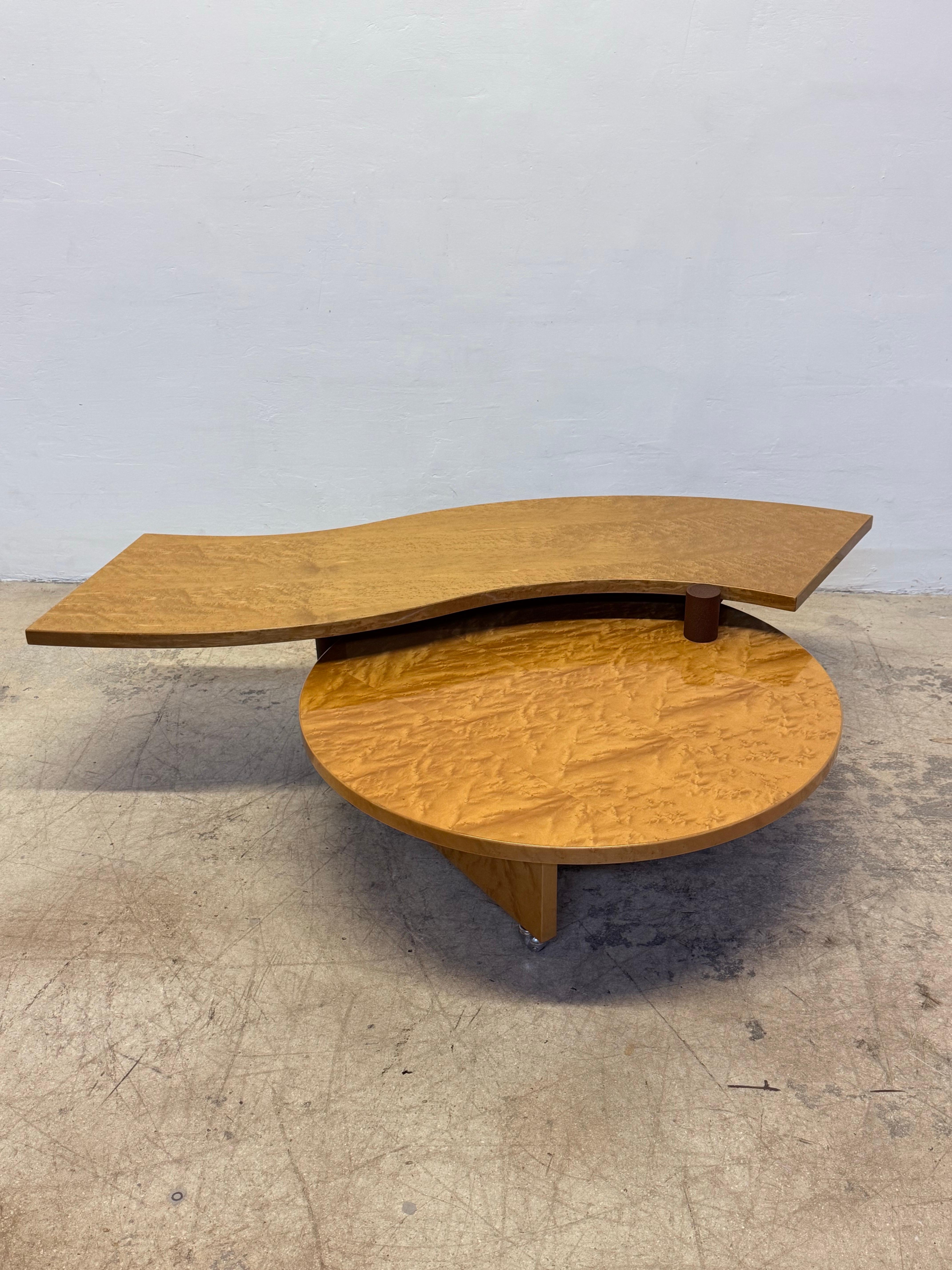 Mesa baja giratoria de madera de Burlwood de Maurizio Salvato para Saporiti Italia, años 80 Posmoderno en venta