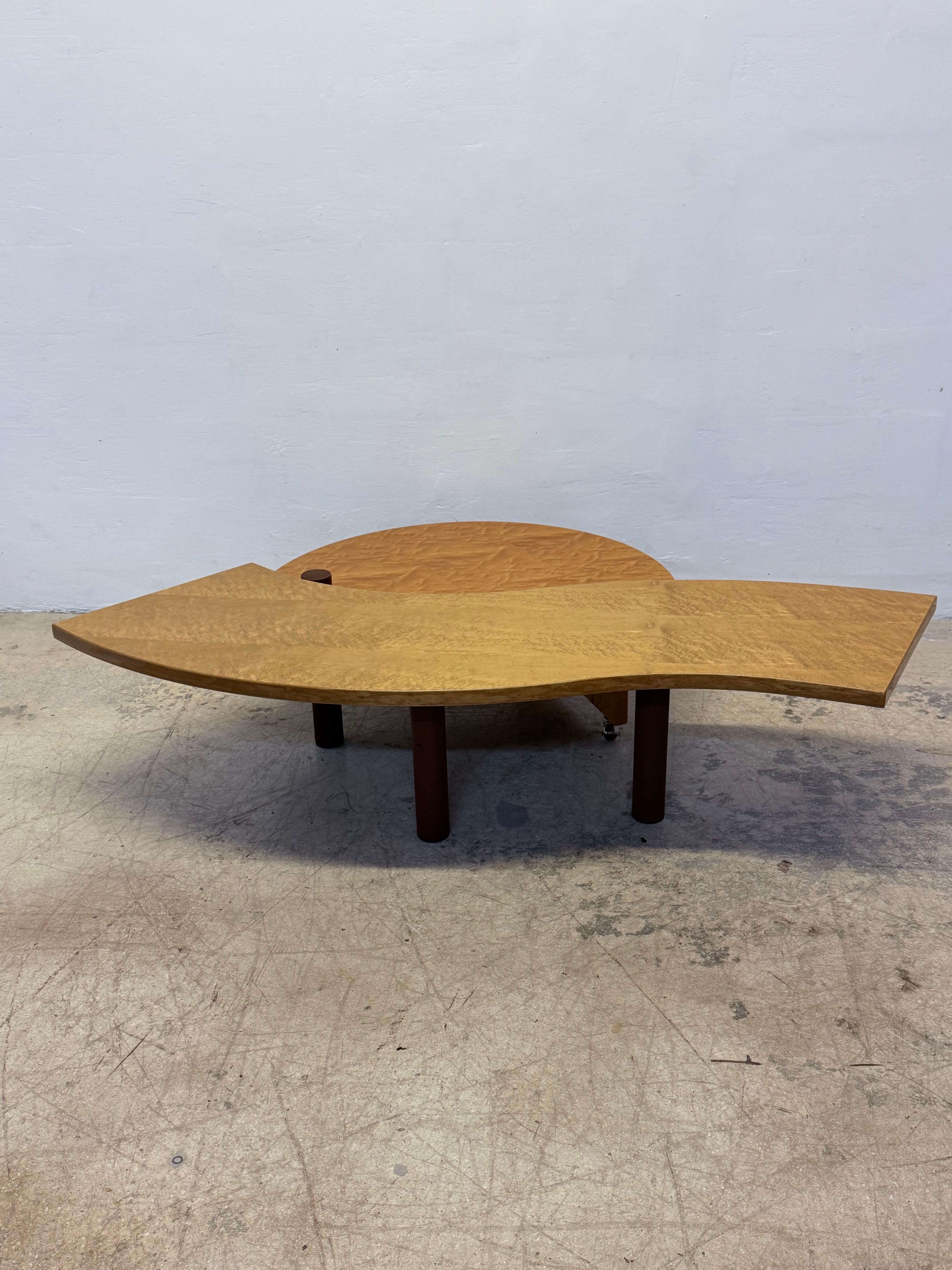 Mesa baja giratoria de madera de Burlwood de Maurizio Salvato para Saporiti Italia, años 80 en Bueno estado para la venta en Miami, FL