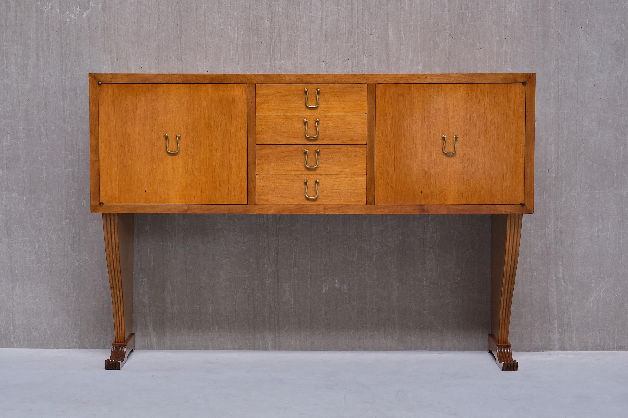 Questa elegante credenza, realizzata da un maestro ebanista in Italia alla fine degli anni '40, è stata progettata su misura per una residenza privata alle porte di Firenze. Il disegno è attribuito a Maurizio Tempestini.

La credenza/buffet rialzata