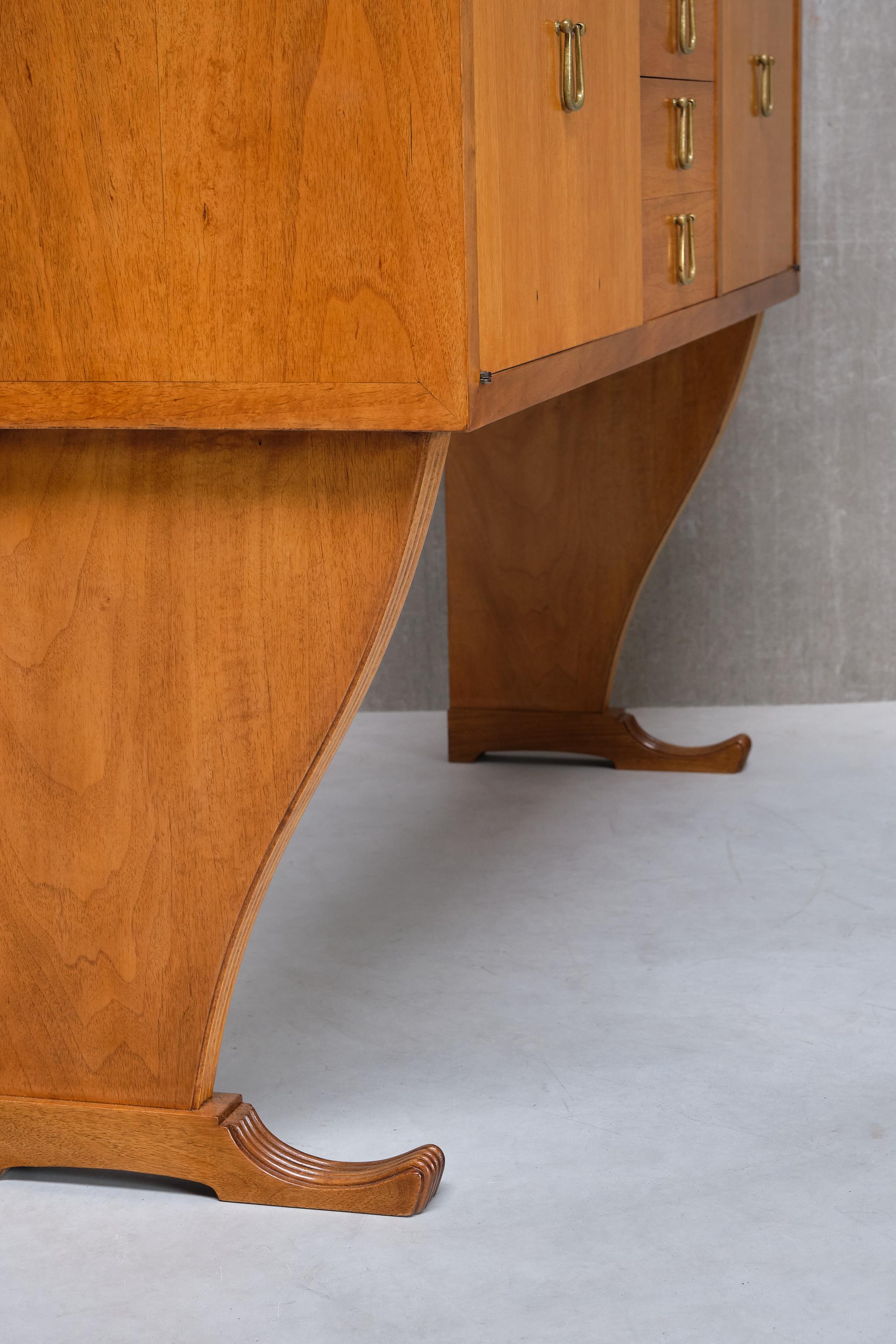 Italiano Credenza attribuita a Maurizio Tempestini in noce e ottone, Firenze, anni '40 in vendita