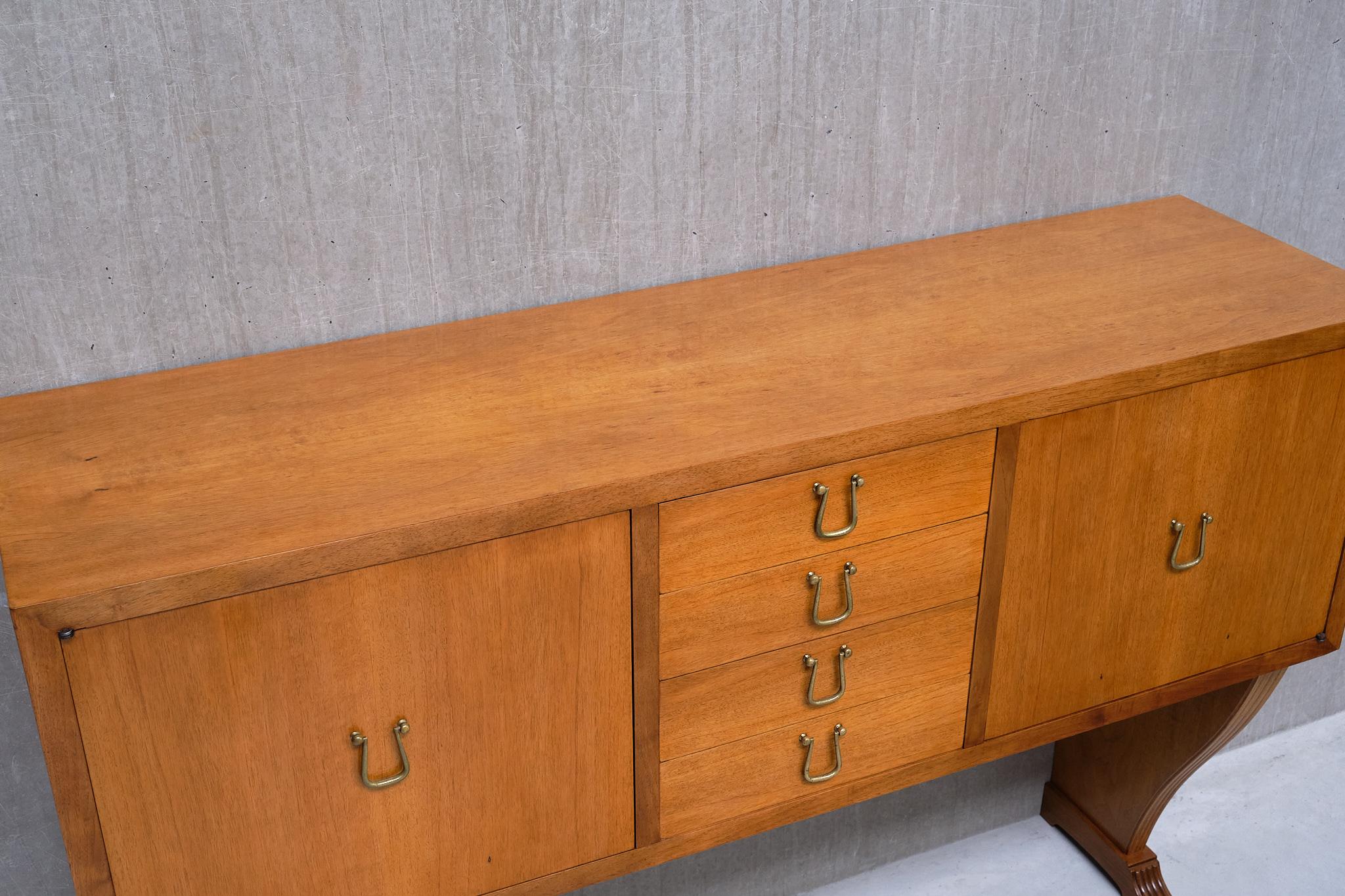 Metà XX secolo Credenza attribuita a Maurizio Tempestini in noce e ottone, Firenze, anni '40 in vendita