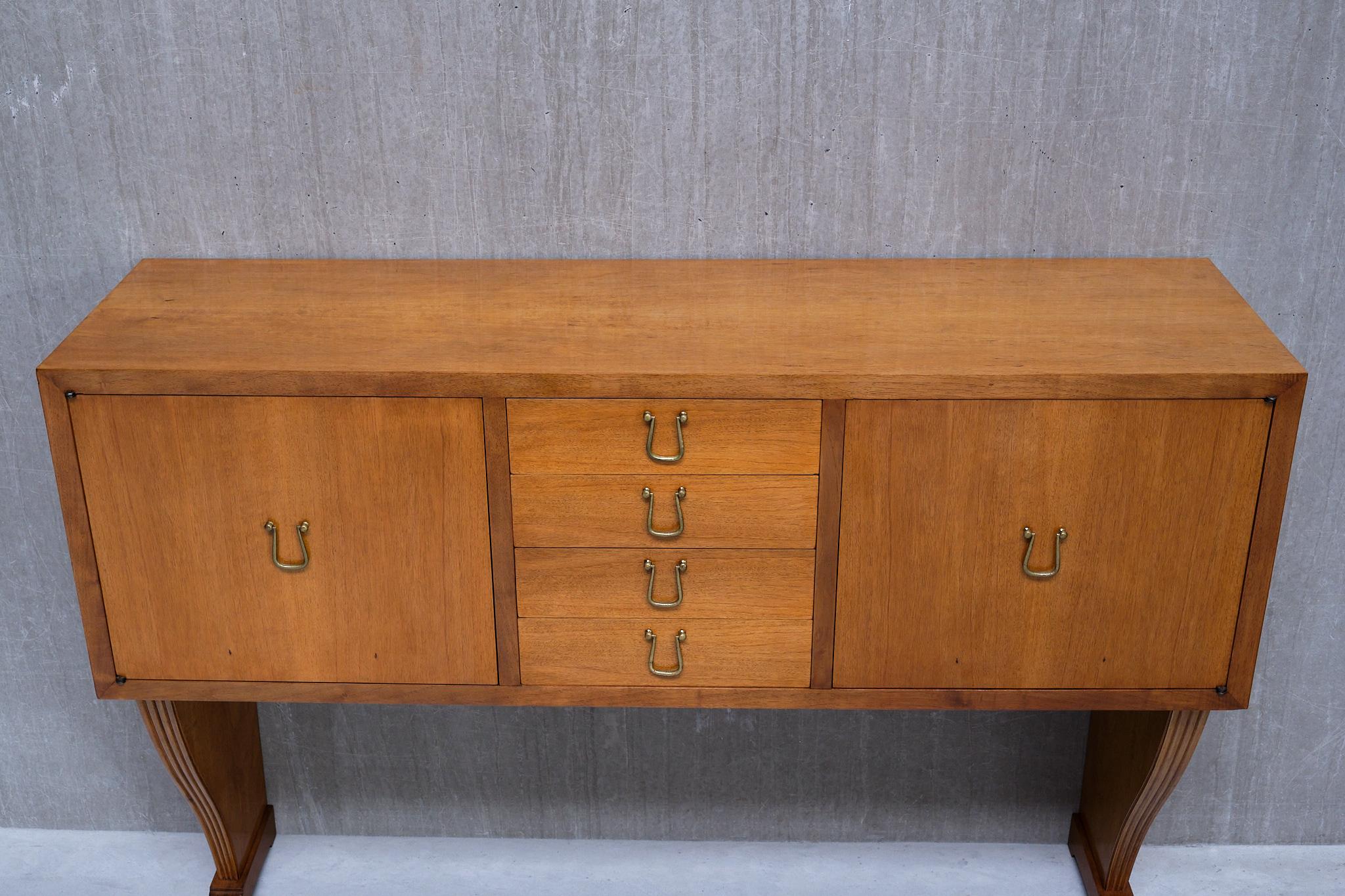 Ottone Credenza attribuita a Maurizio Tempestini in noce e ottone, Firenze, anni '40 in vendita