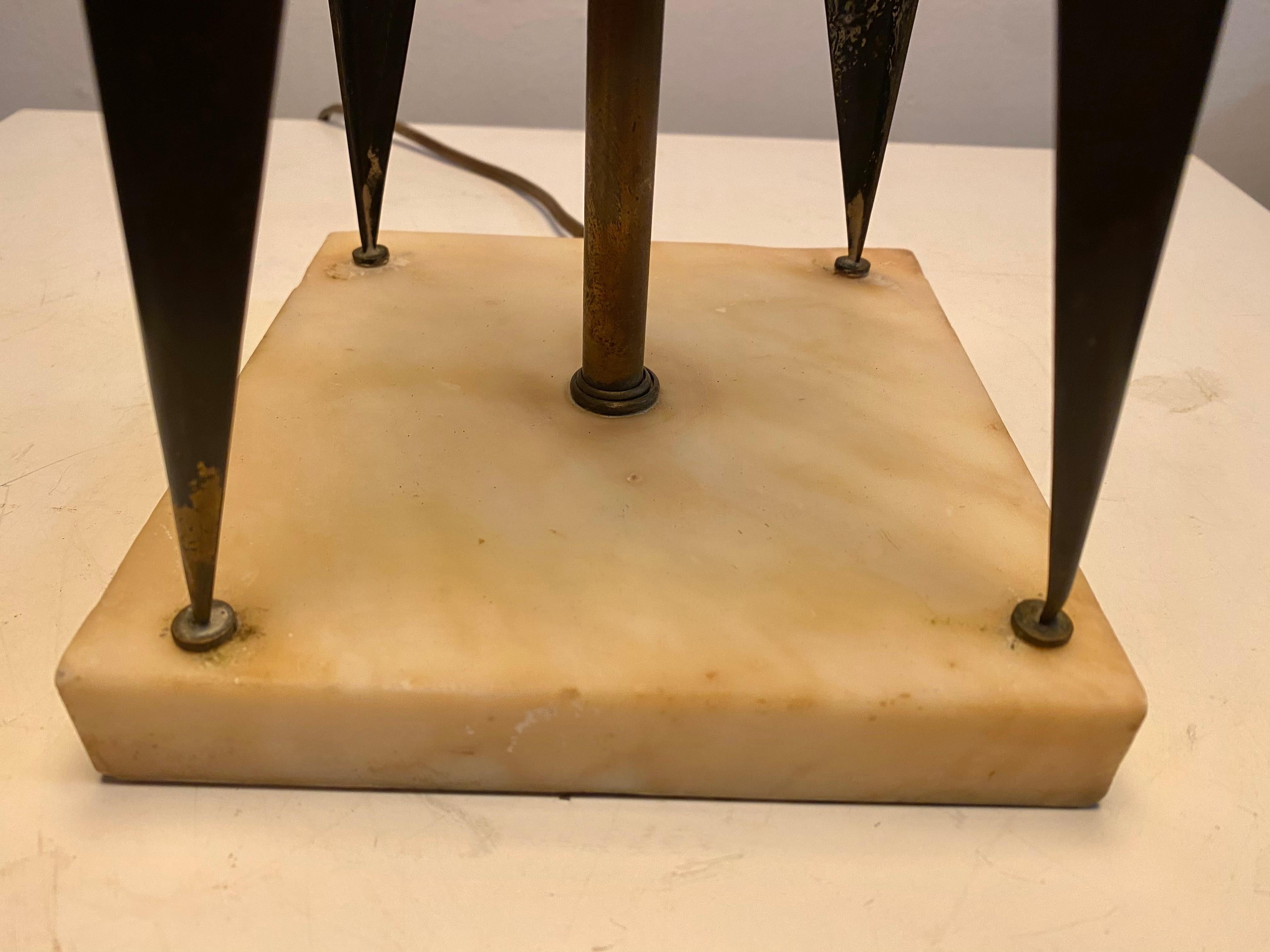Lampe de table angulaire en laiton du futuriste Maurizio Tempestini avec base en travertin. Structure haute en forme de cerf-volant en laiton patiné sur une base en travertin. Diagonale. Architectural. Rareté. 24H jusqu'au sommet de la