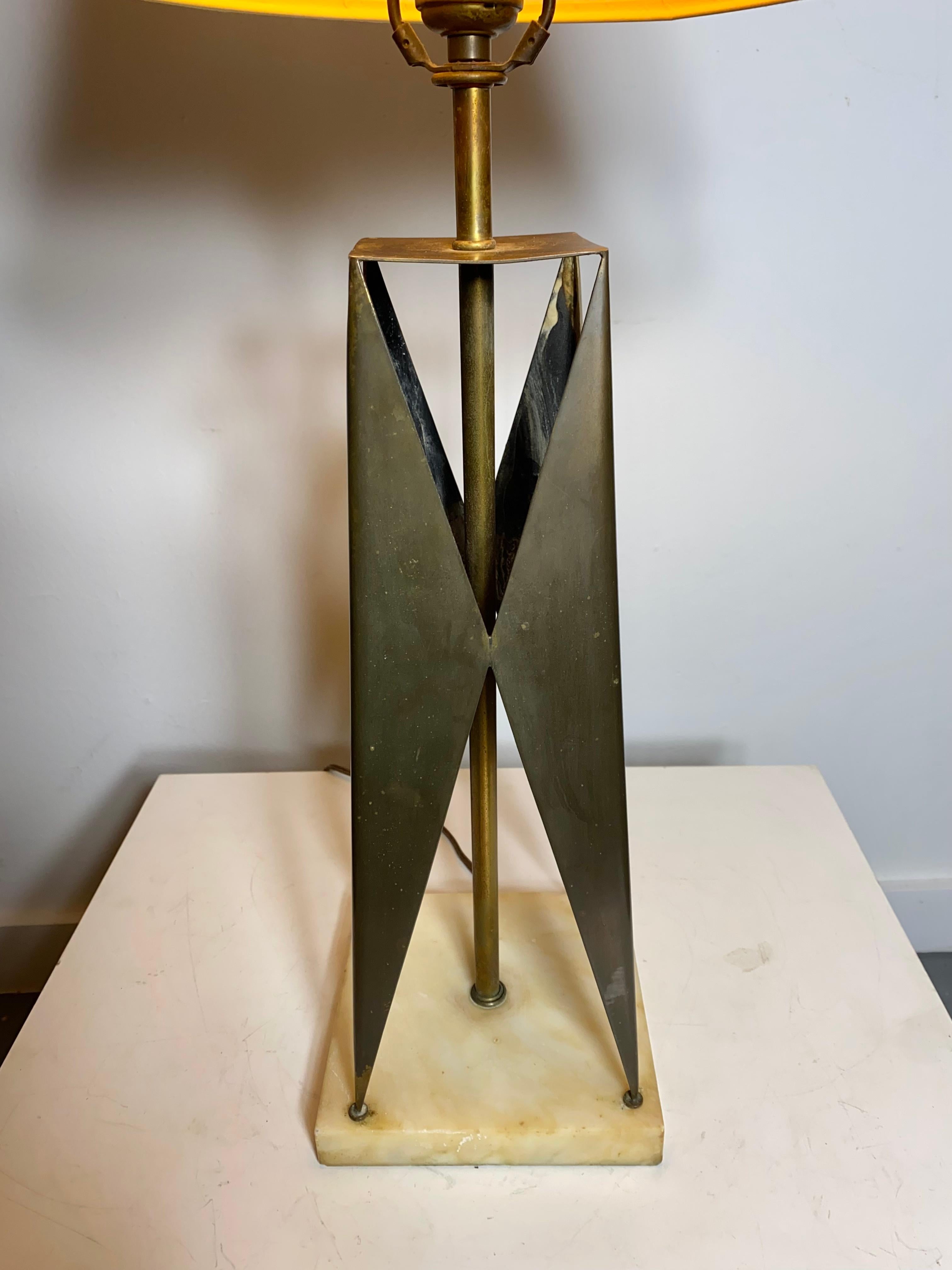 Futuriste Lampe de bureau « géométrique » Maurizio Tempestini en laiton et travertin, années 1960 en vente