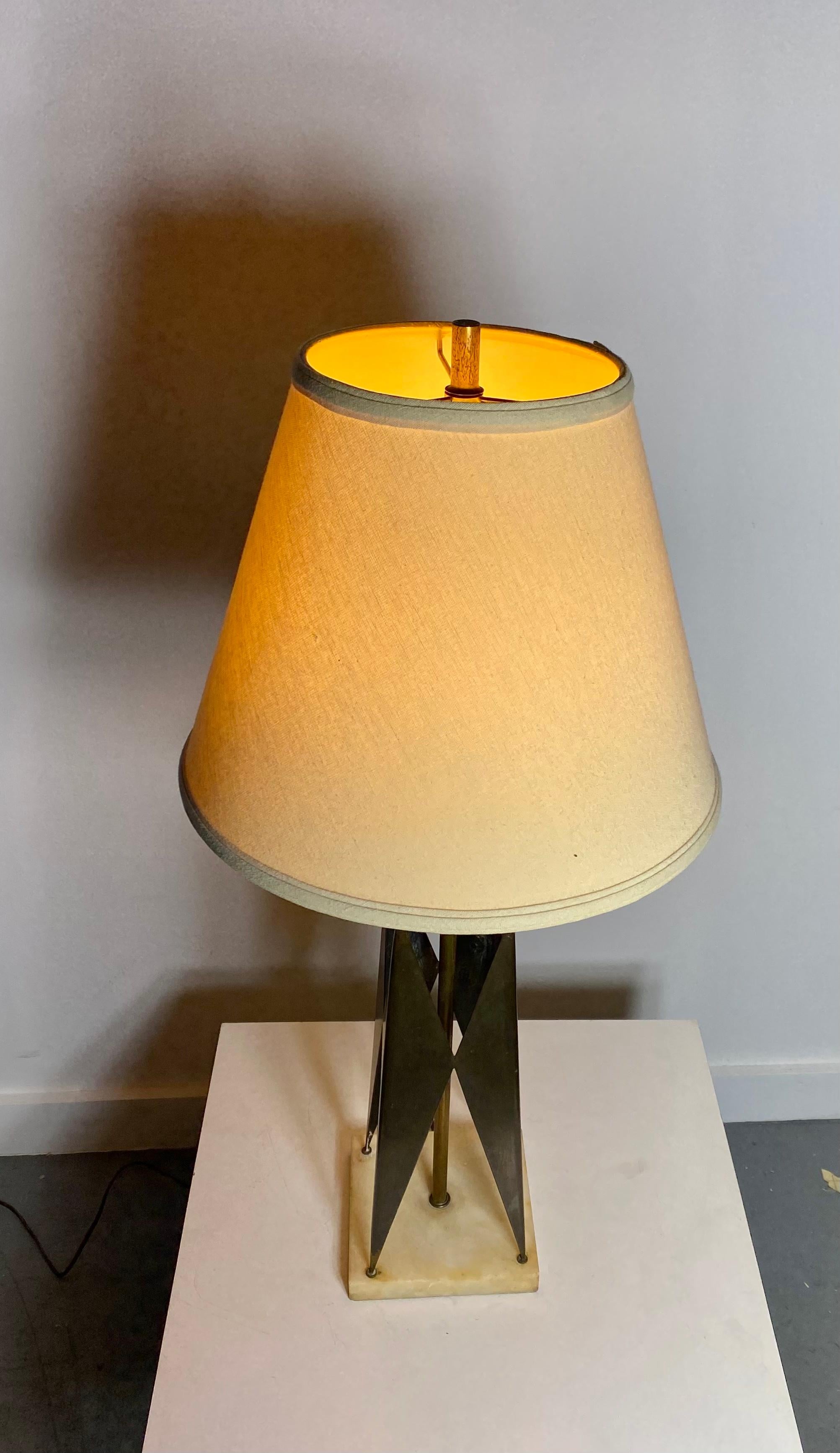 italien Lampe de bureau « géométrique » Maurizio Tempestini en laiton et travertin, années 1960 en vente