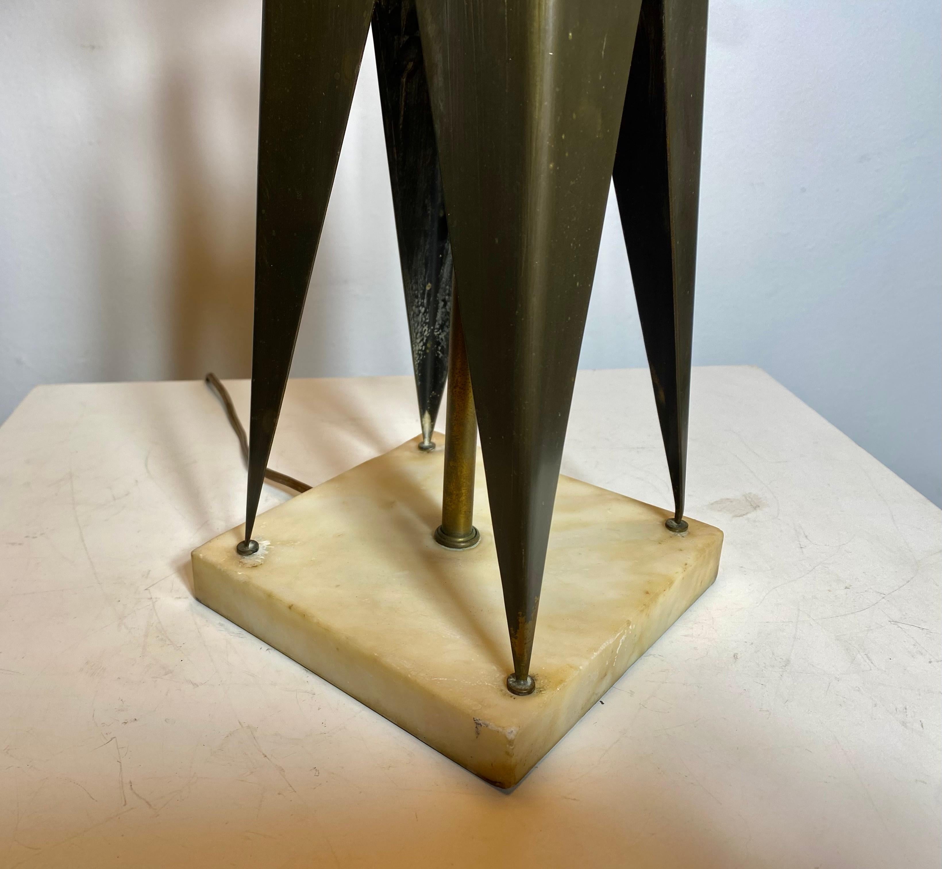 Lampe de bureau « géométrique » Maurizio Tempestini en laiton et travertin, années 1960 Bon état - En vente à Buffalo, NY