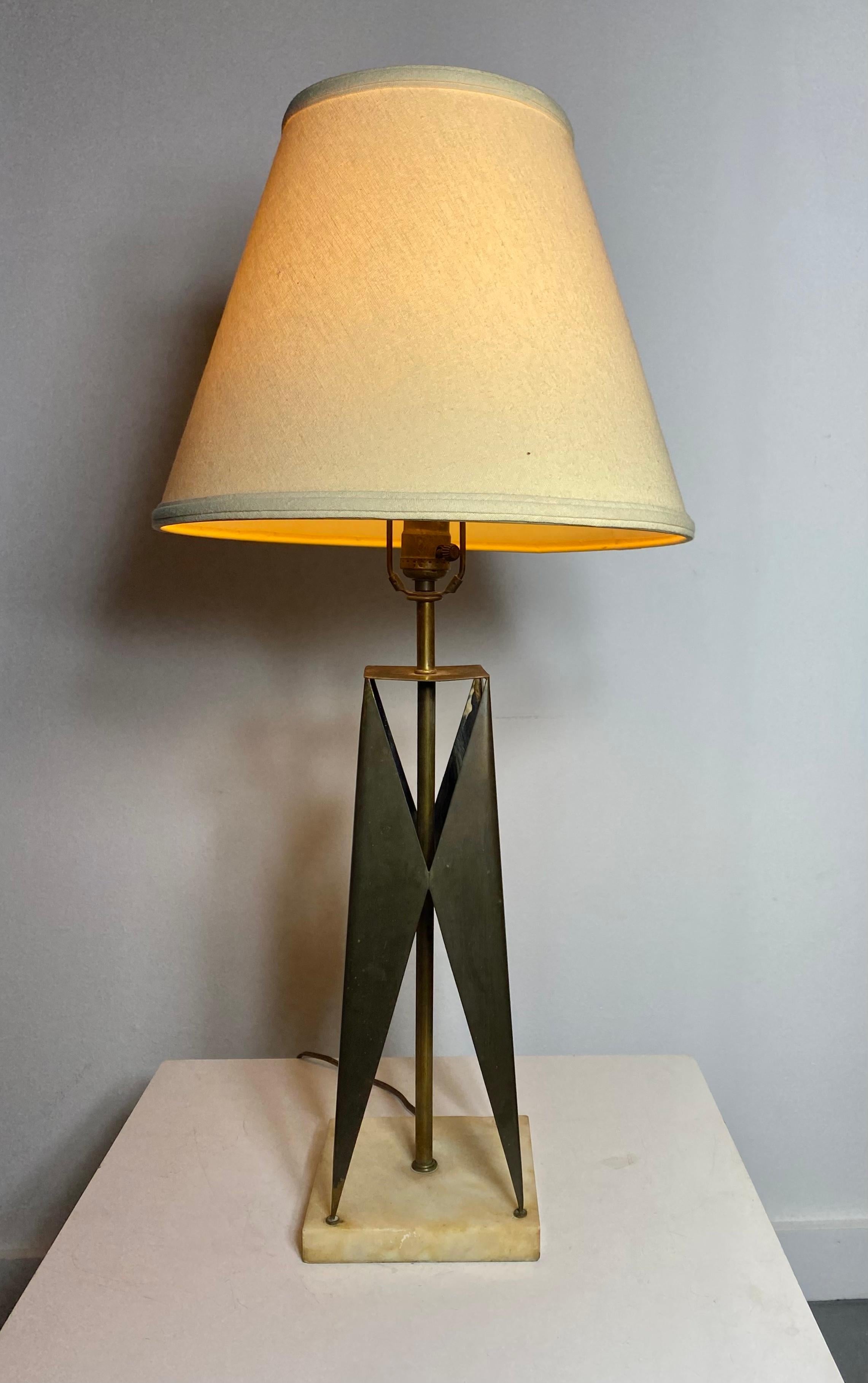 Milieu du XXe siècle Lampe de bureau « géométrique » Maurizio Tempestini en laiton et travertin, années 1960 en vente