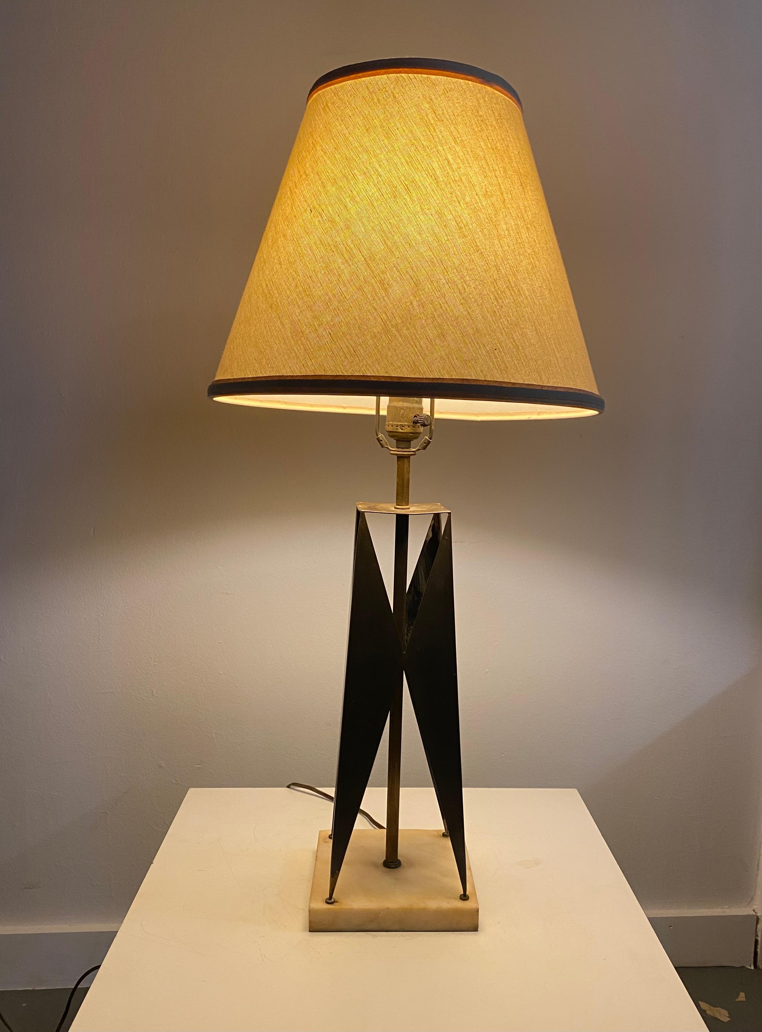 Laiton Lampe de bureau « géométrique » Maurizio Tempestini en laiton et travertin, années 1960 en vente