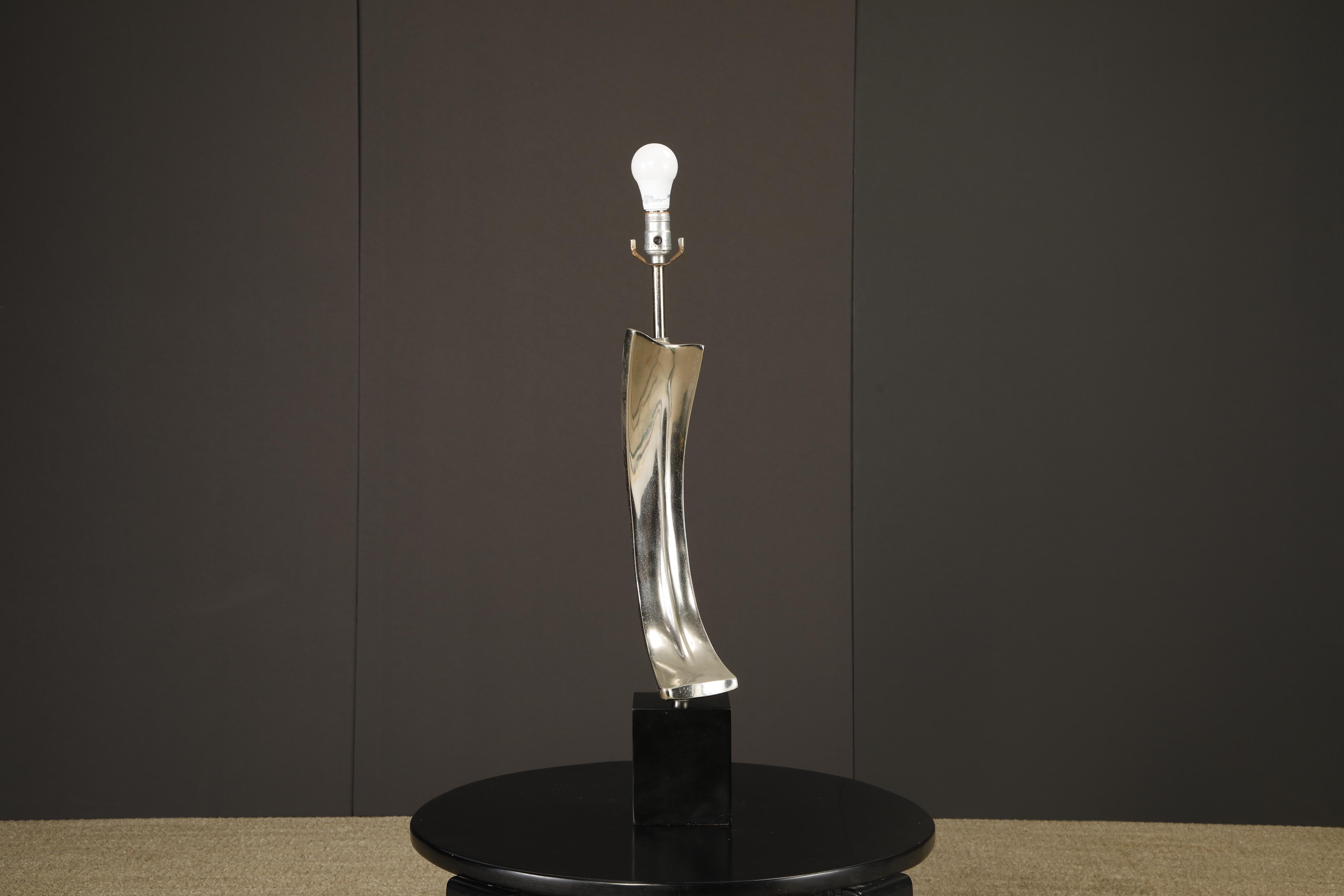 Un'eccezionale lampada da tavolo scultorea, disegnata dallo stimato Maurizio Tempestini per Laurel Lamp Company, circa 1970. Il corpo cromato della lampada si inarca elegantemente verso l'alto in una forma fluida e organica che si curva verso l'alto