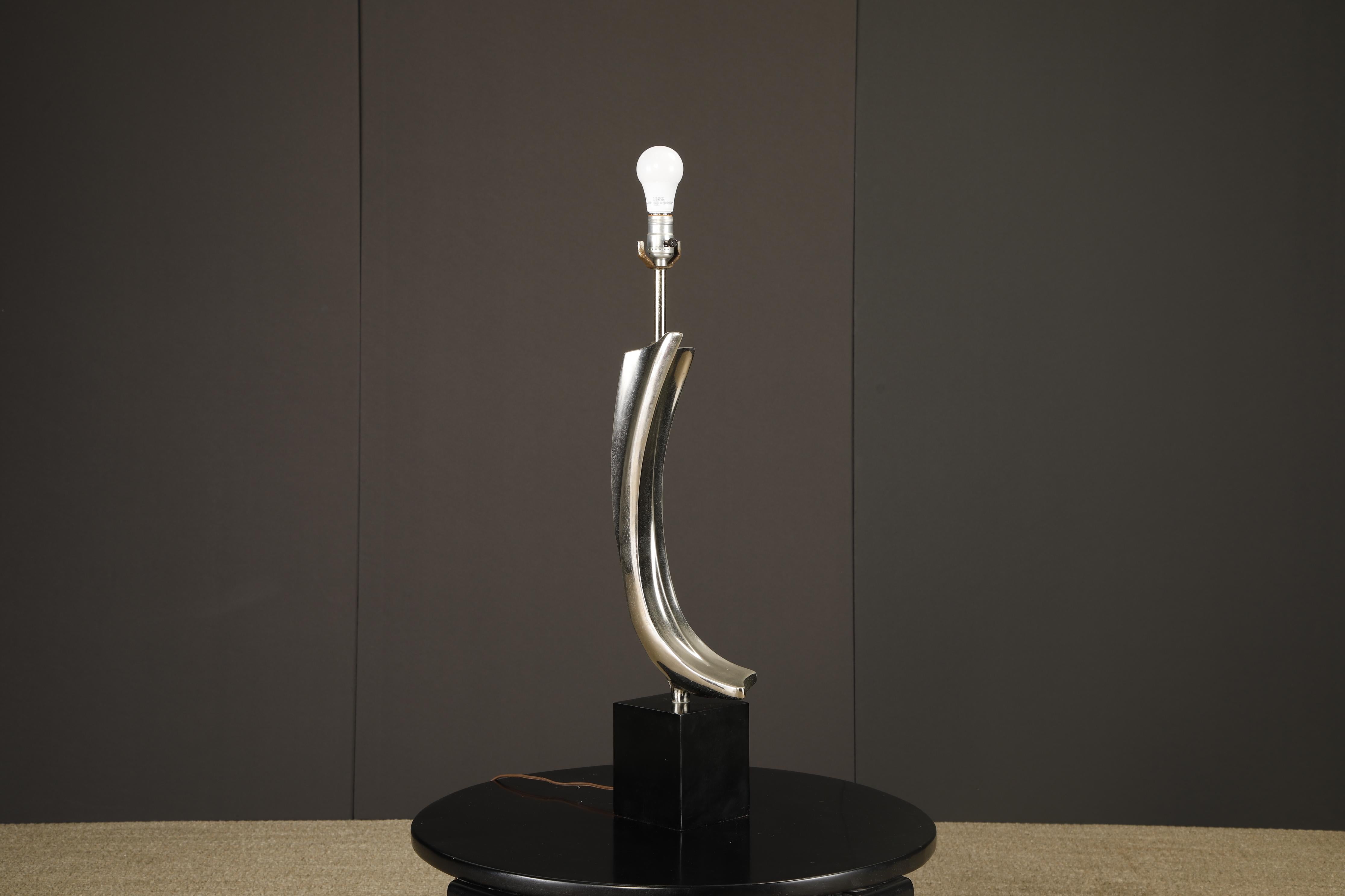 Mid-Century moderno Maurizio Tempestini per Laurel Lamp Co Lampada da tavolo scultorea ad arco in cromo, anni '70 in vendita
