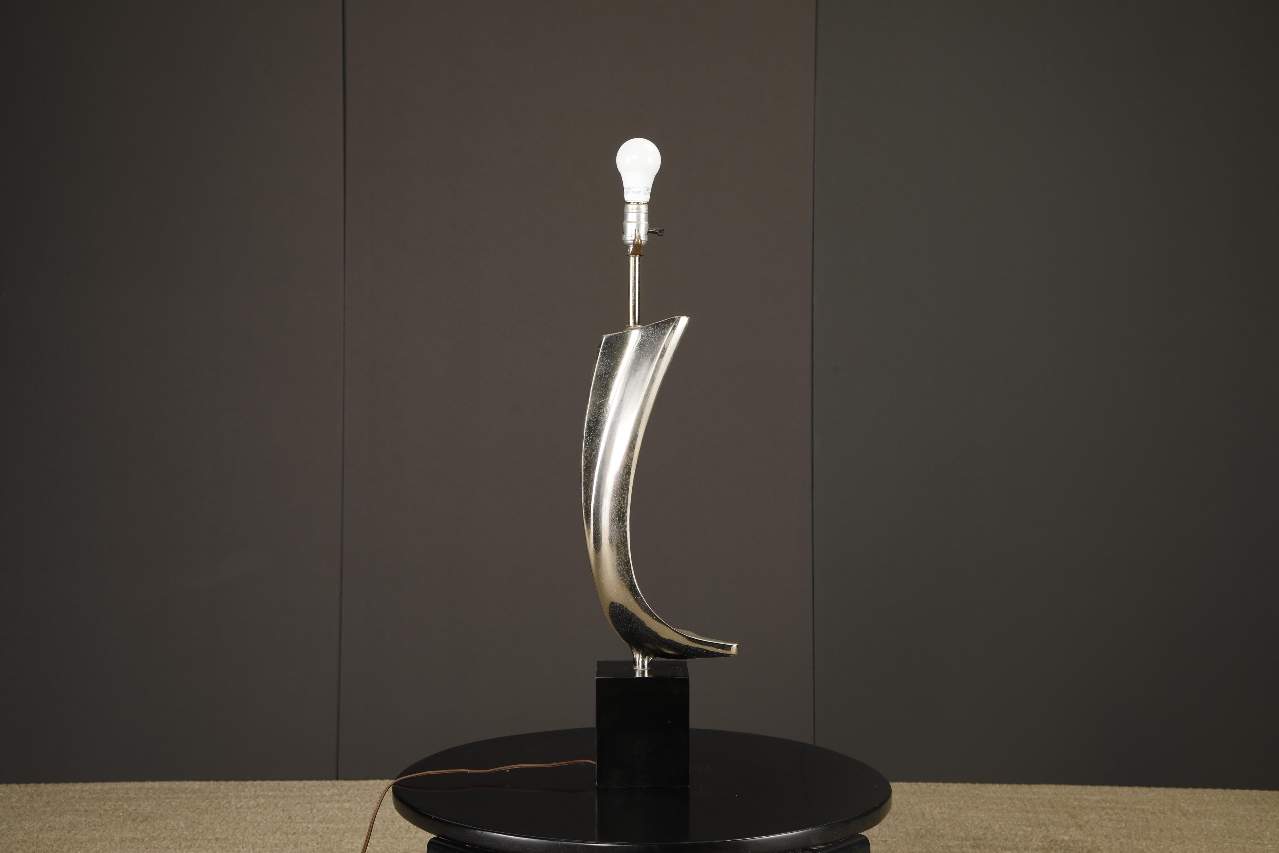 Americano Maurizio Tempestini per Laurel Lamp Co Lampada da tavolo scultorea ad arco in cromo, anni '70 in vendita