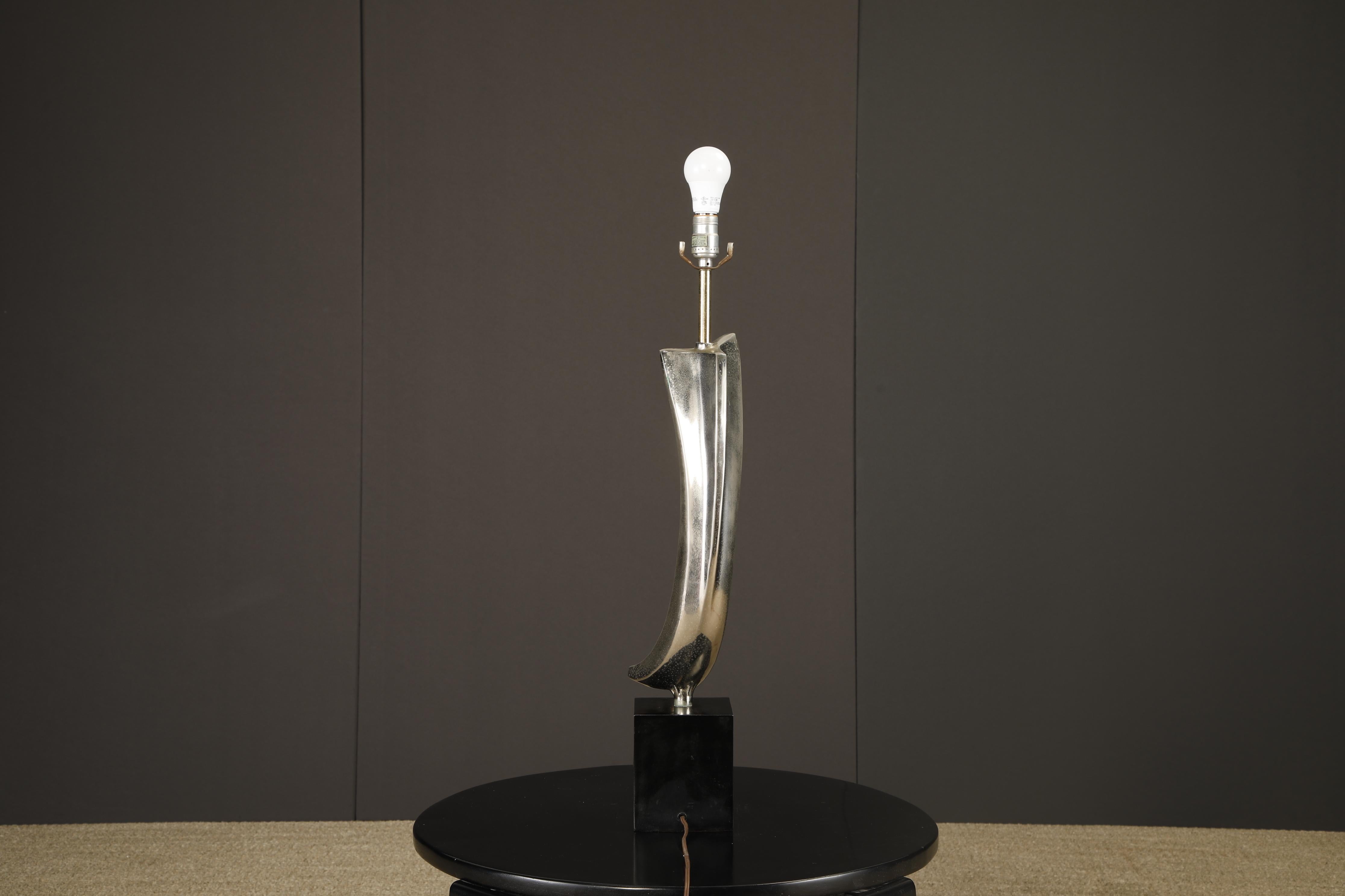 Fine XX secolo Maurizio Tempestini per Laurel Lamp Co Lampada da tavolo scultorea ad arco in cromo, anni '70 in vendita