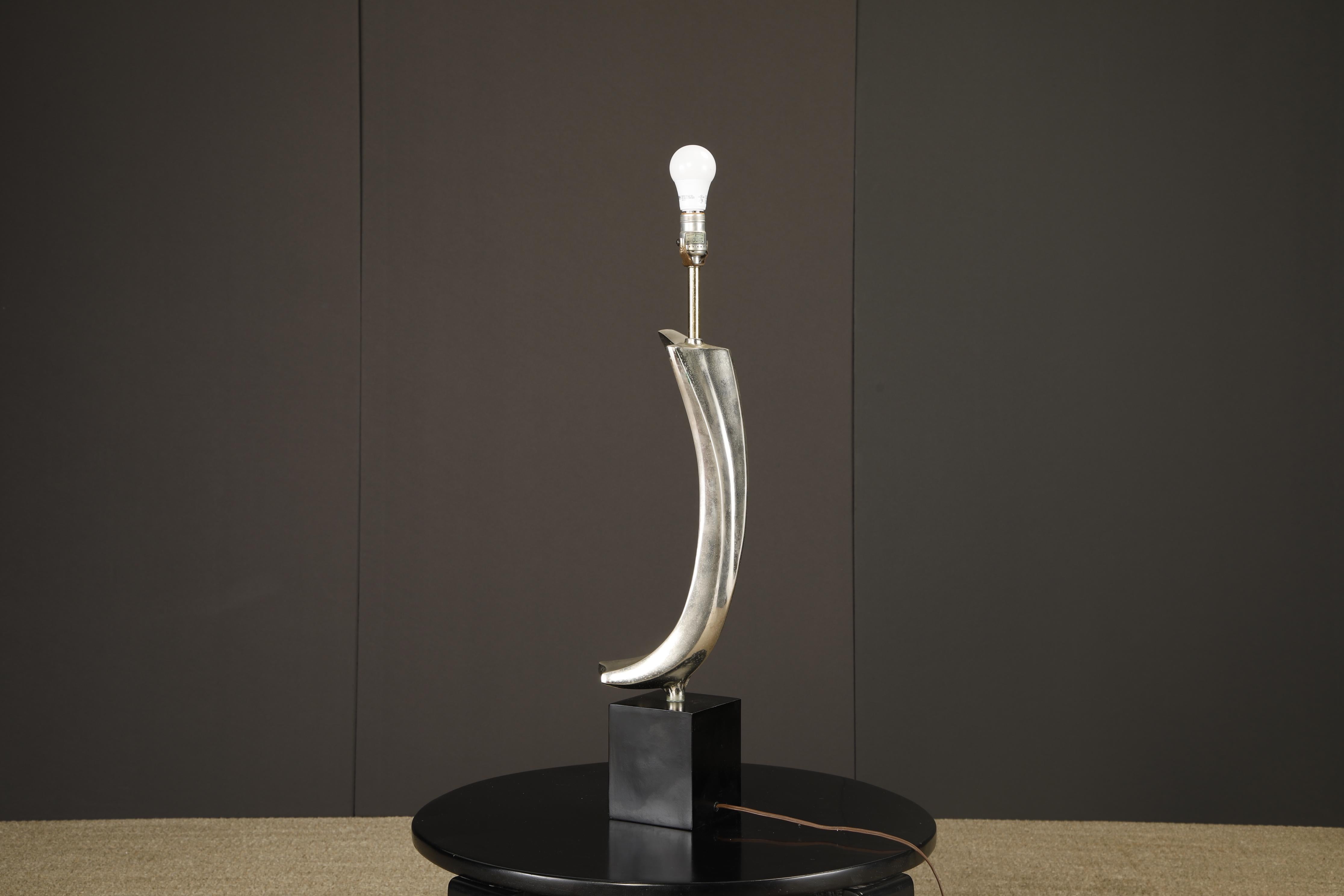 Metallo Maurizio Tempestini per Laurel Lamp Co Lampada da tavolo scultorea ad arco in cromo, anni '70 in vendita