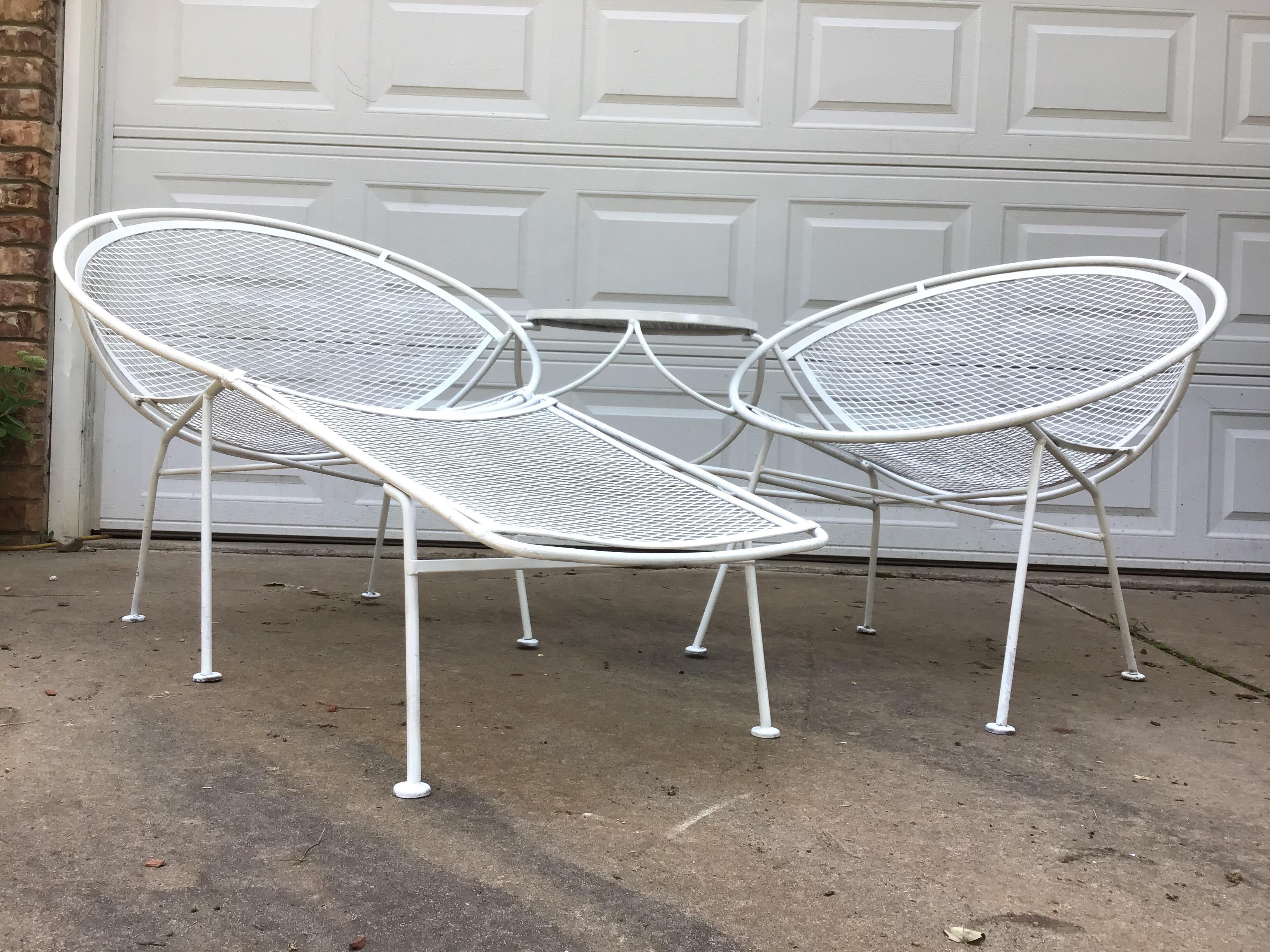 Mid-Century Modern Maurizio Tempestini for Salterini Iron Patio Tete Au Tete Chaise Lounge For Sale