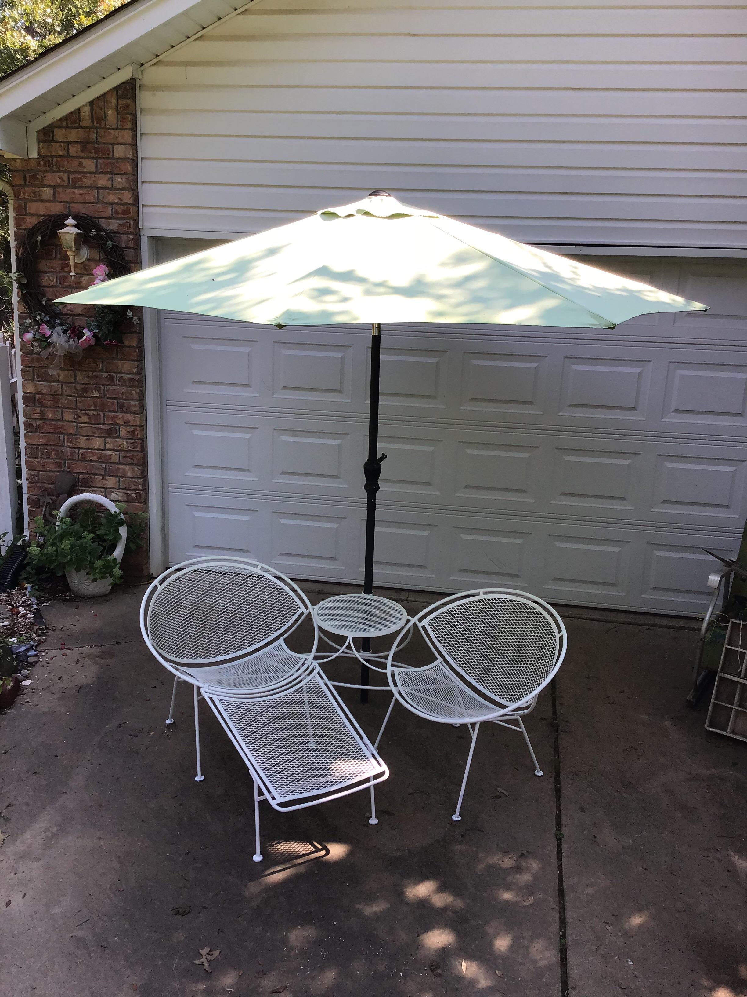 Mid-20th Century Maurizio Tempestini for Salterini Iron Patio Tete Au Tete Chaise Lounge For Sale