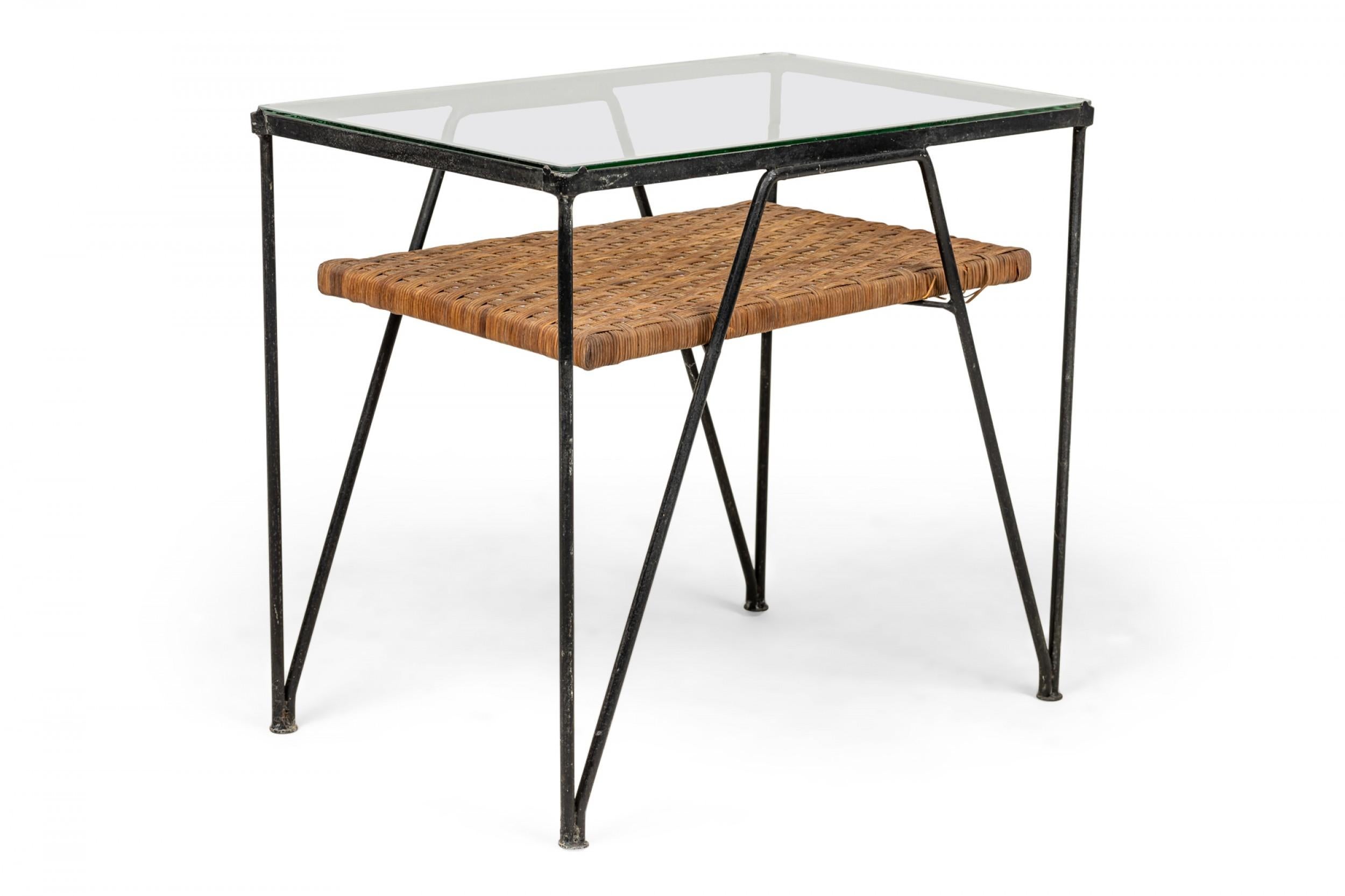 Table d'appoint rectangulaire à deux niveaux, en métal, de style minimaliste, avec plateau en verre et étagère inférieure en rotin tressé, reposant sur quatre supports triangulaires. (MAURIZIO TEMPESTINI POUR JOHN SALTERINI)

Rotin usé ;