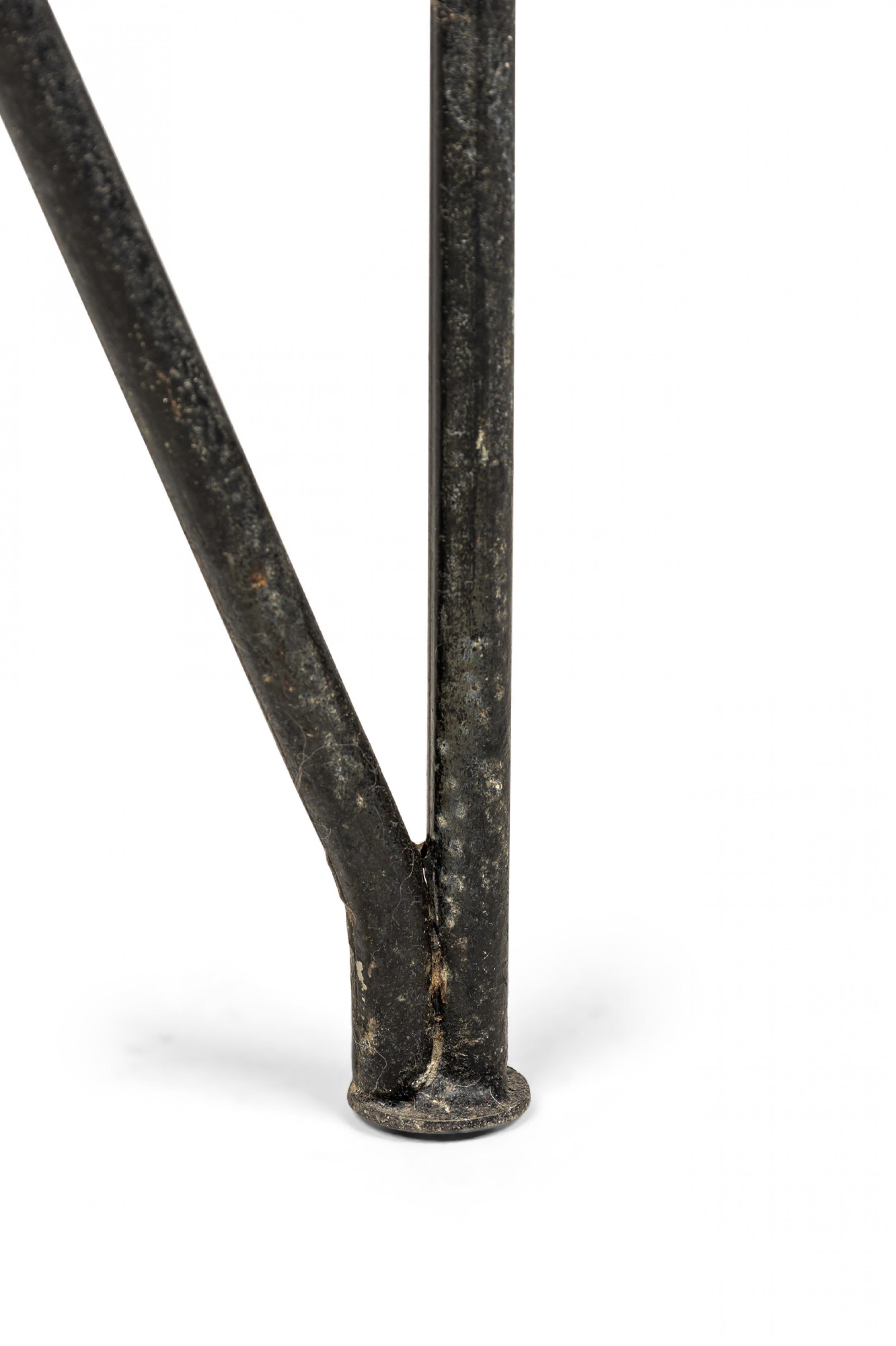 italien Table d'appoint pour magazines en métal Maurizio Tempestini pour Salterini avec plateau en verre en vente
