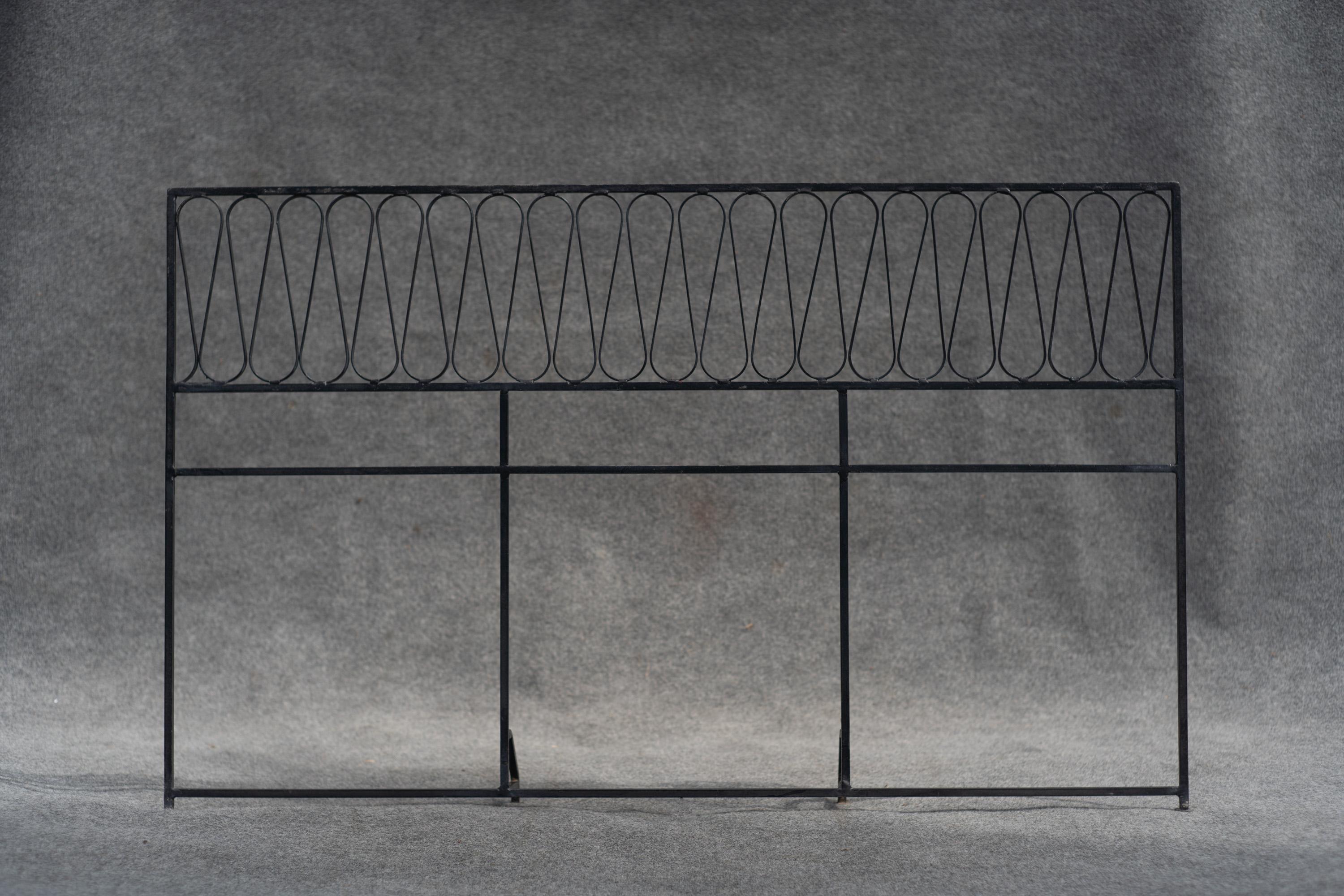 Diseñado y fabricado en Italia, este baúl tiene una construcción de hierro forjado, con un armazón de hierro macizo y la sección de la cinta hecha de una larga tira de hierro doblada. Maravillosamente italiano y de muy alta calidad, sin corrosión,