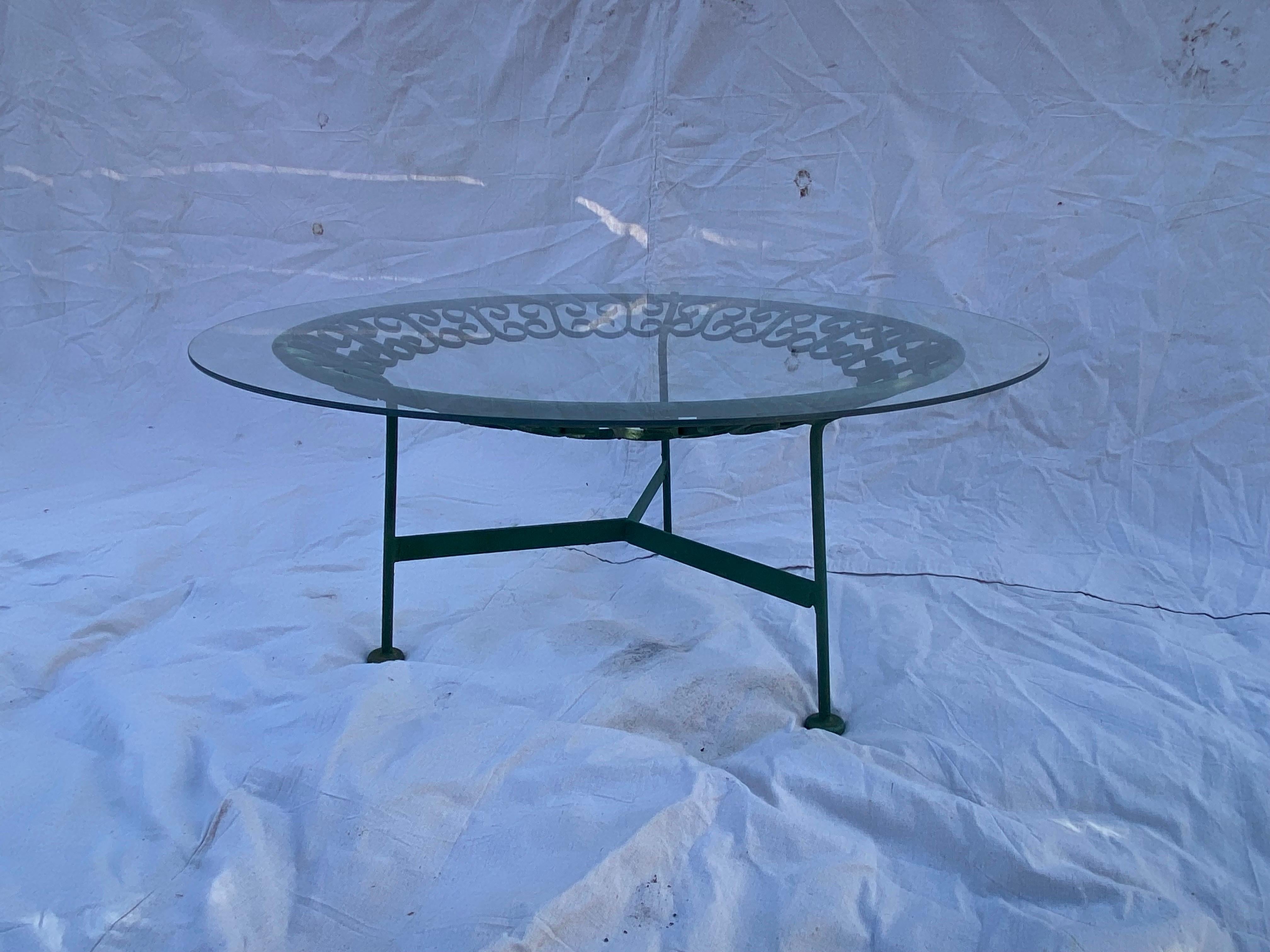 Arthur Umanoff for Shaver Howard  Round  Patio Table from the Grenada Collection In Good Condition For Sale In Philadelphia, PA
