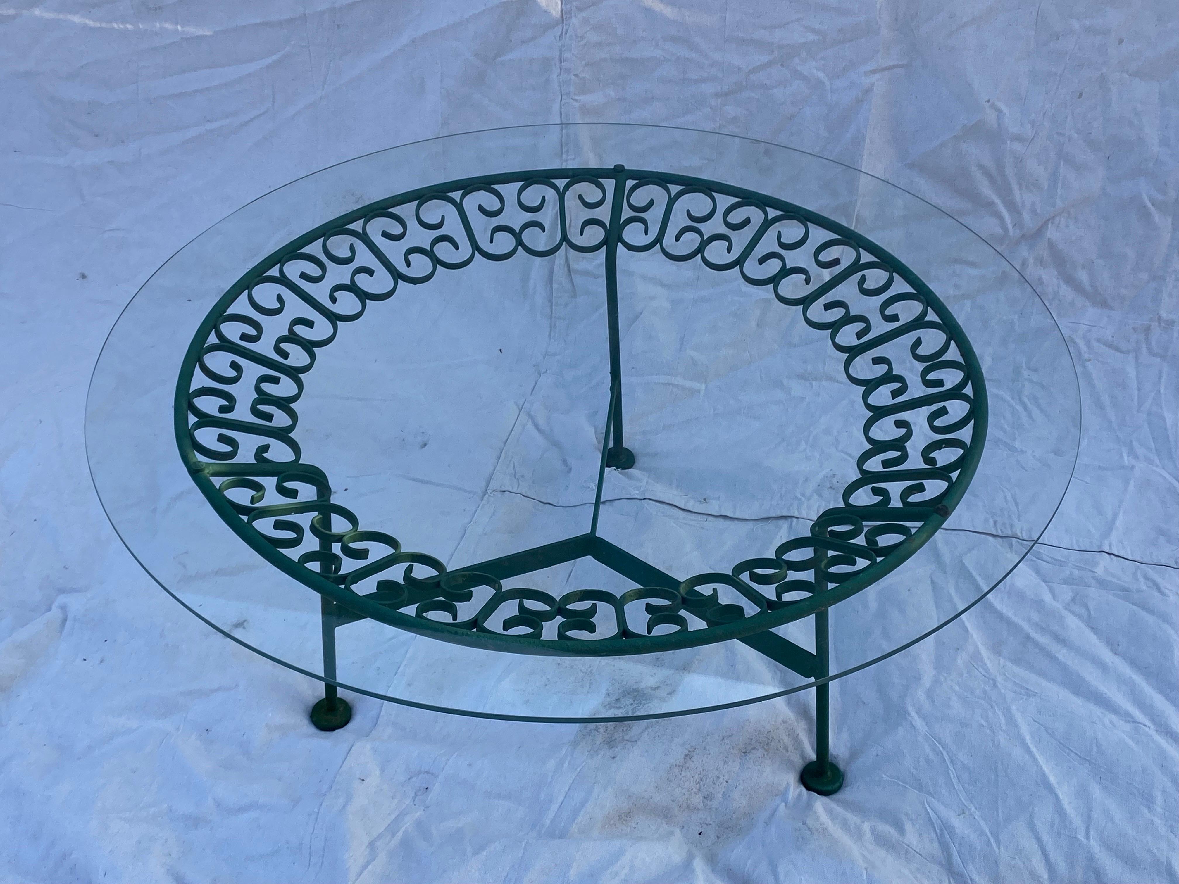 Milieu du XXe siècle Arthur Umanoff pour Shaver Howard  Ronde  Table de patio de la collection Grenada en vente