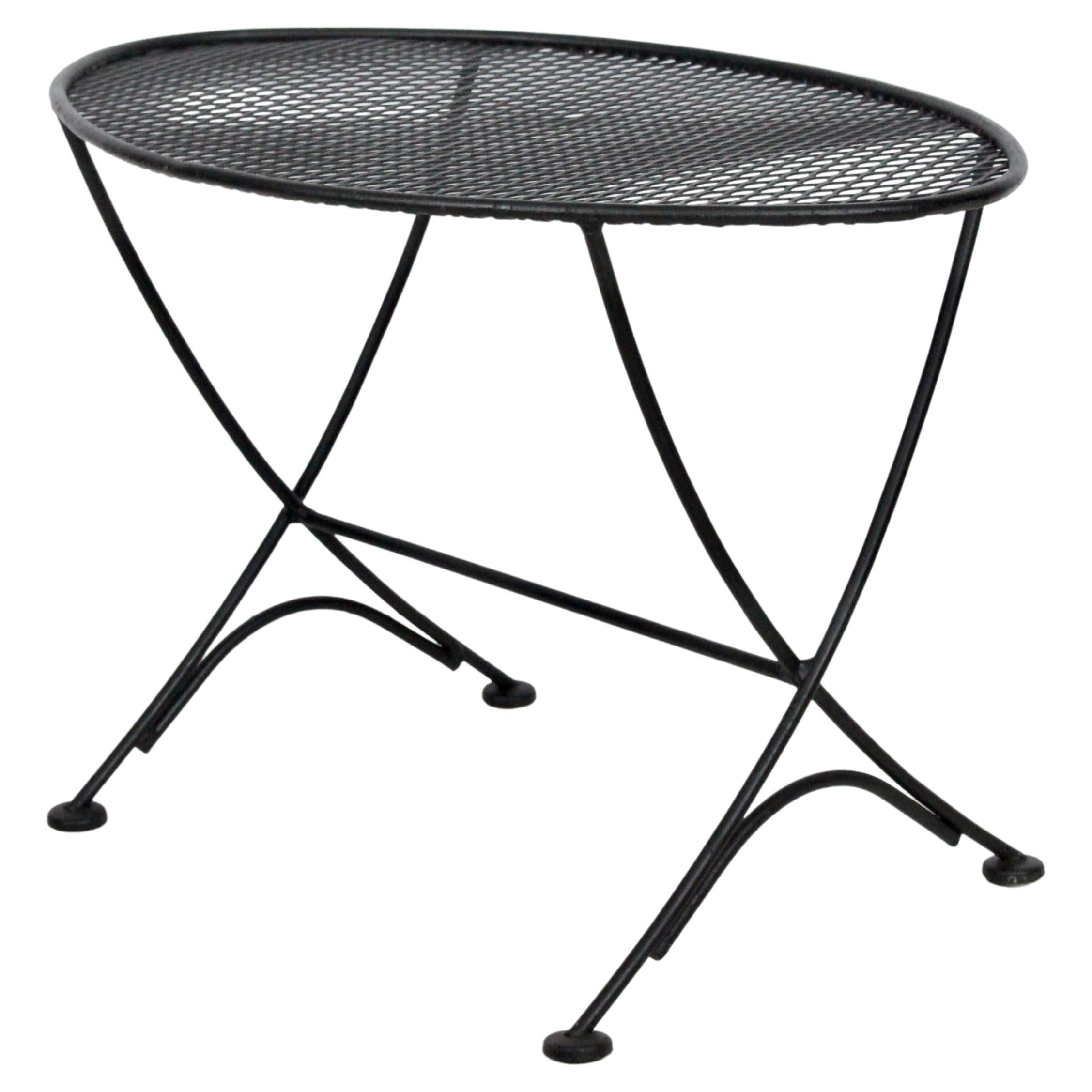 Original Maurizio Tempestini for Salterini black wrought iron and metal mesh oval occasional table, small coffee table, end table, side table. for indoor / outdoor use. Small footprint. Versatile. Rarity. Unmarked. Kindly note that Professional