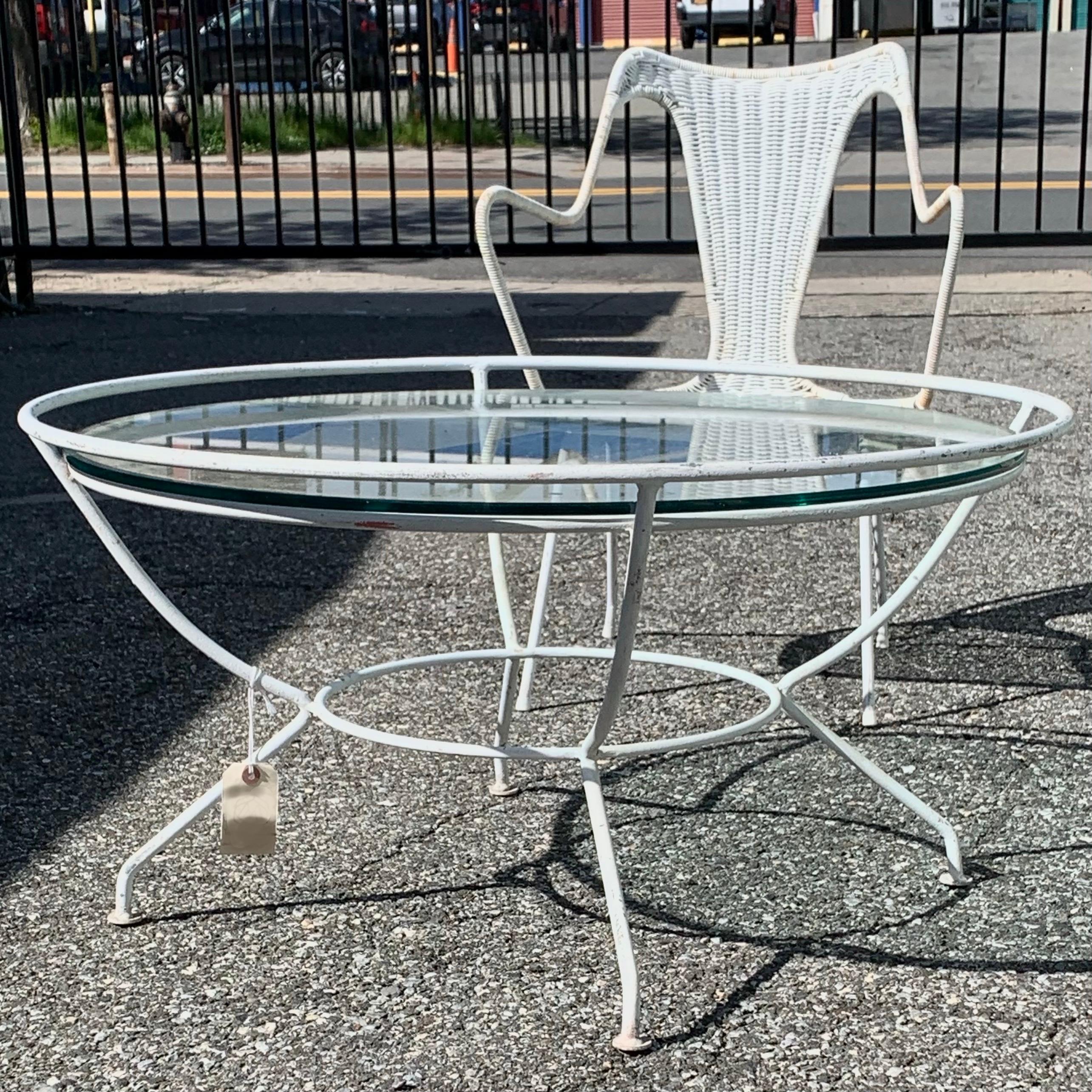 Maurizio Tempestini for Satlerini Patio Set, White Reed Enameled steel 1960s. Rare set includes 4 lounge chairs and coffee table. Original finish. Lovely and relaxing alternative to the standard dining set. Perfect for lounging outdoors with loved