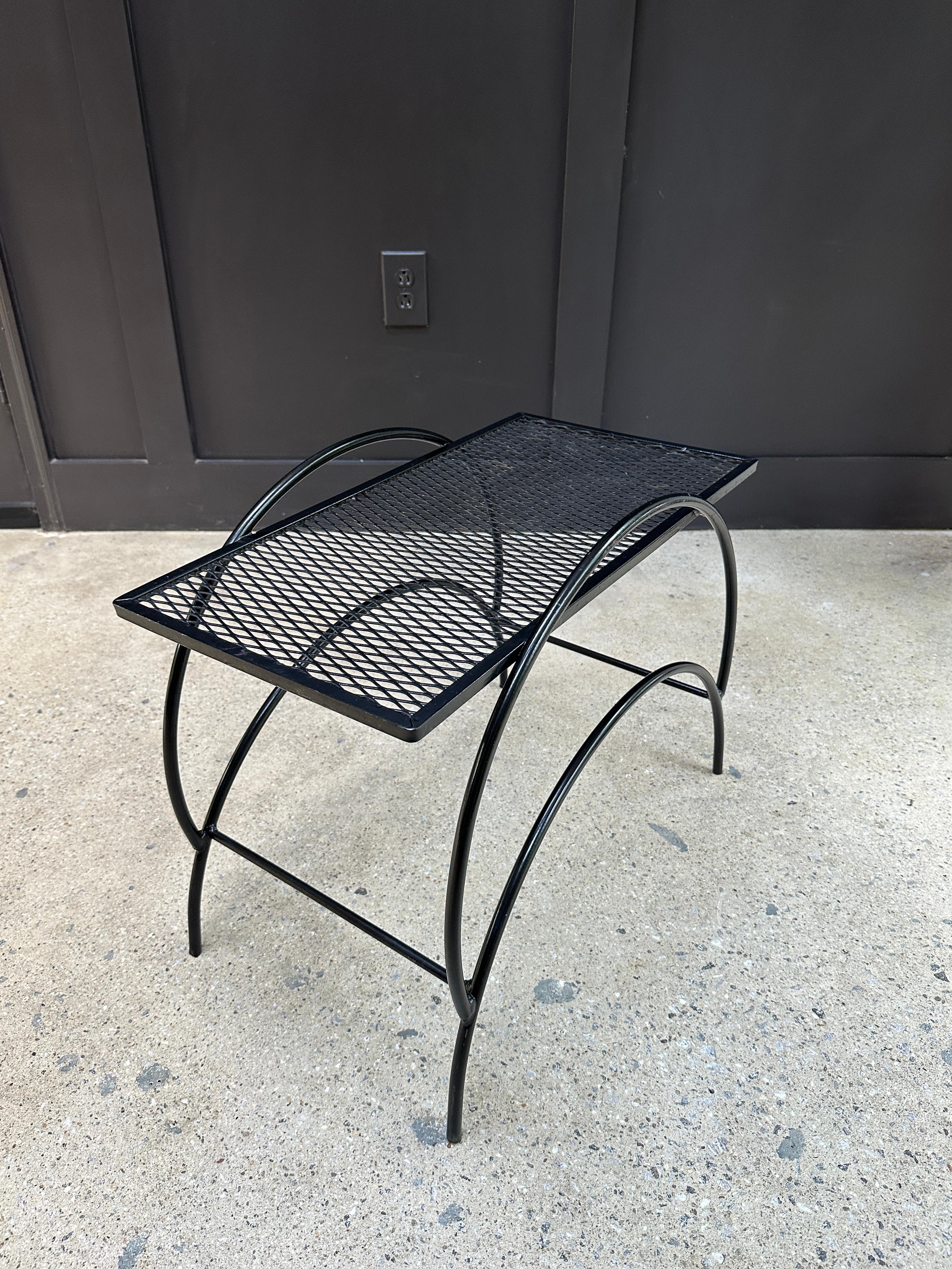 Table d'appoint originale du début des années 1950 à pieds arqués par Tempestini. Le cadre en fer noir et le toit en maille ne sont ni rouillés ni déformés.

La table a été recouverte d'un revêtement en poudre.

13 