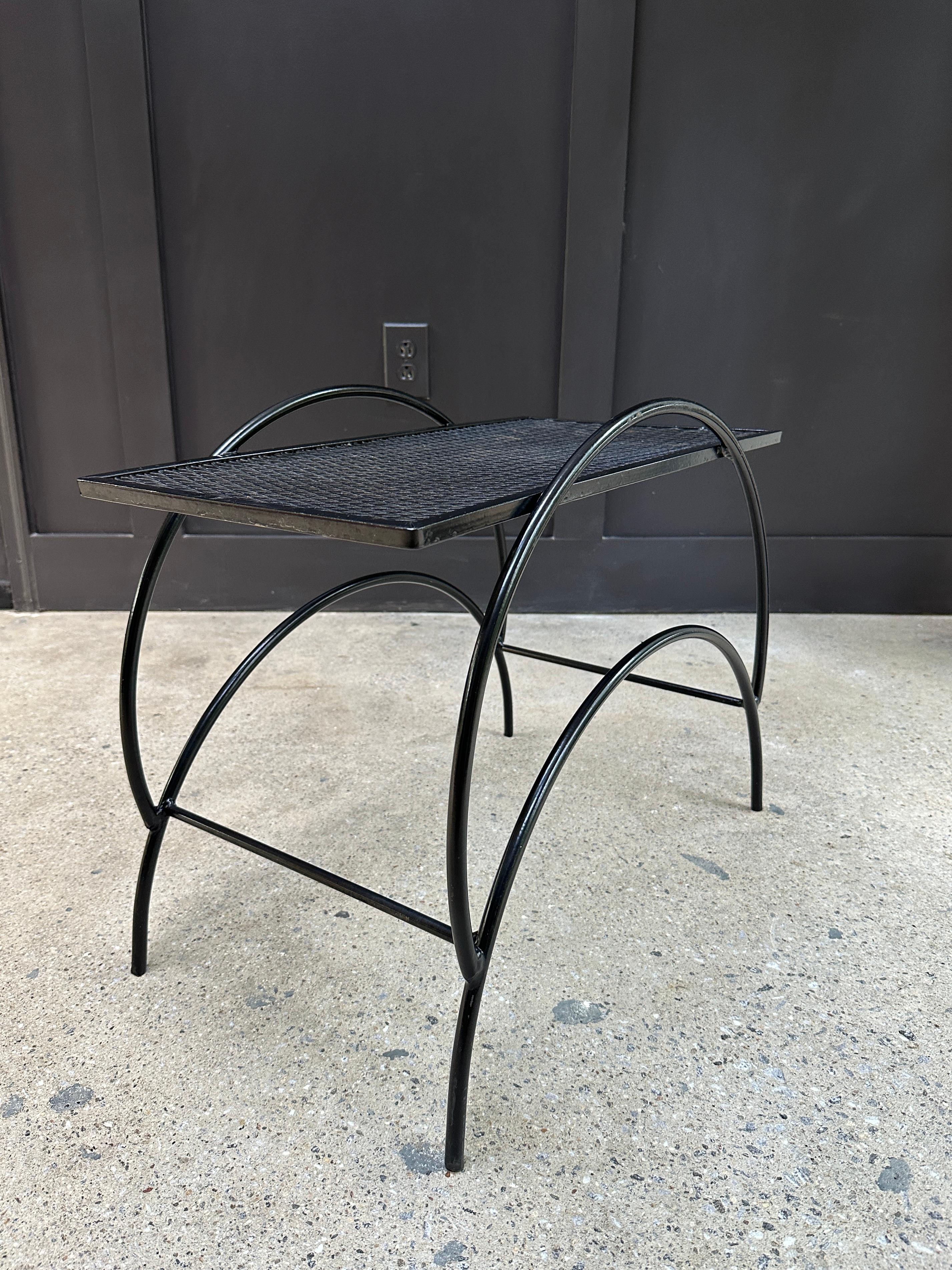 Fer forgé Table d'appoint mi-siècle Maurizio Tempestini pour Salterini en vente